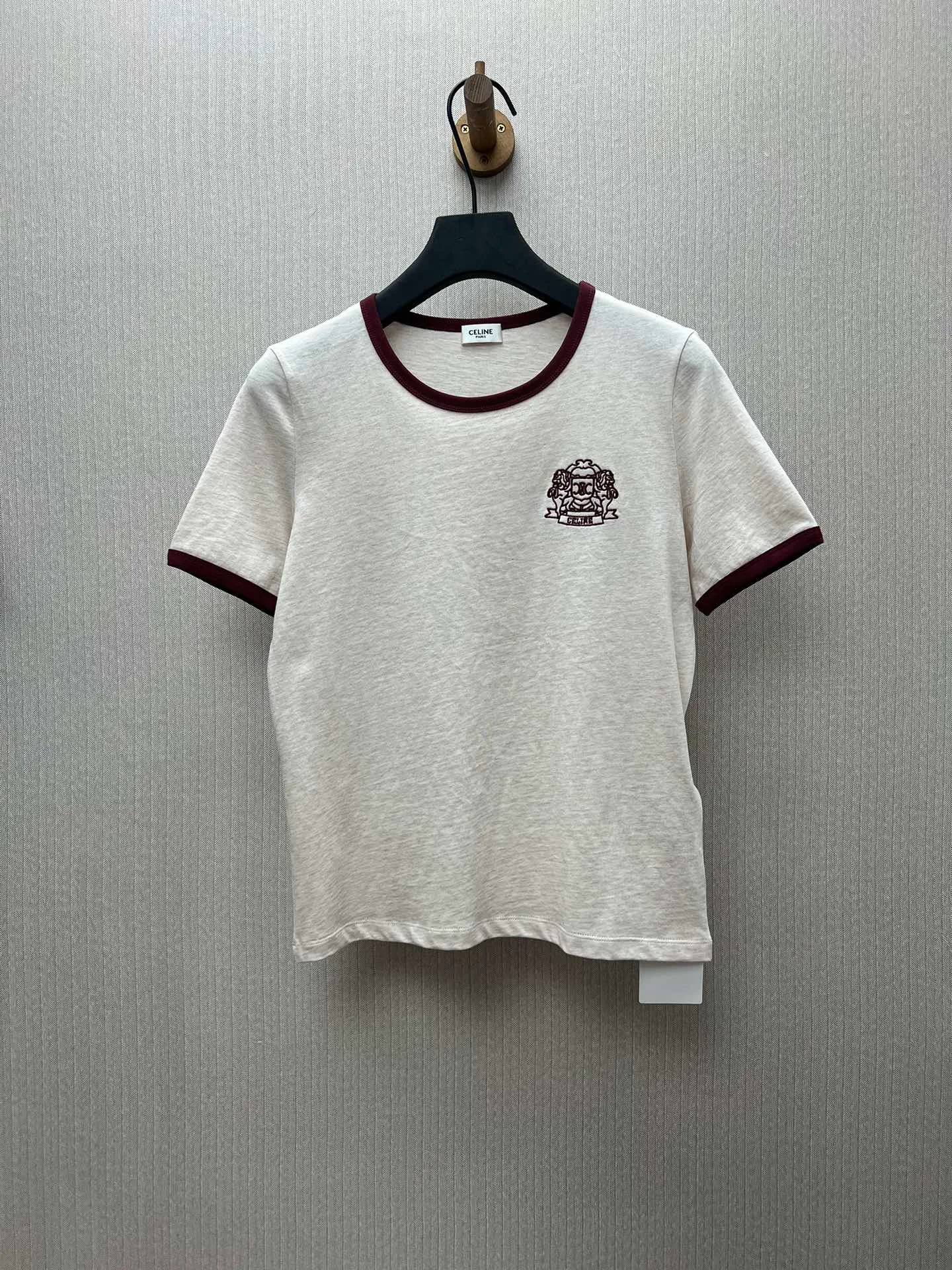 🅿️240 Celine 25ss new 70s style badge T-shirt, 100% cotton CELINE badge embroidery, classic fit round neck short sleeves, contrasting ribbed trim, made in Portugal. Size: S.M.L.