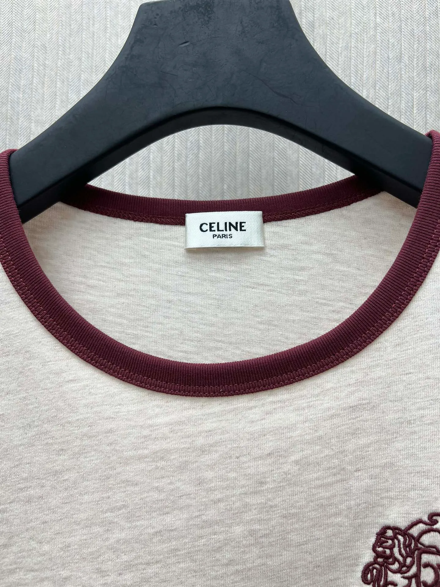 🅿️240 Celine 25ss new 70s style badge T-shirt, 100% cotton CELINE badge embroidery, classic fit round neck short sleeves, contrasting ribbed trim, made in Portugal. Size: S.M.L.