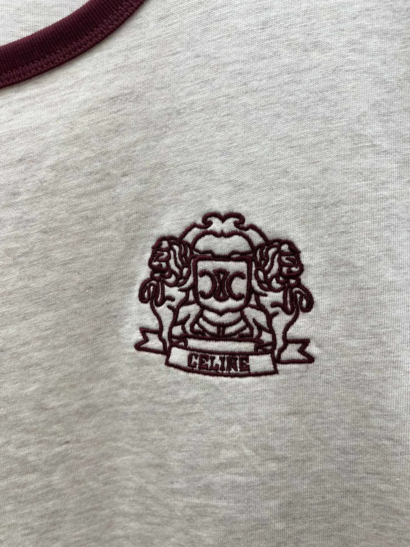 🅿️240 Celine 25ss new 70s style badge T-shirt, 100% cotton CELINE badge embroidery, classic fit round neck short sleeves, contrasting ribbed trim, made in Portugal. Size: S.M.L.