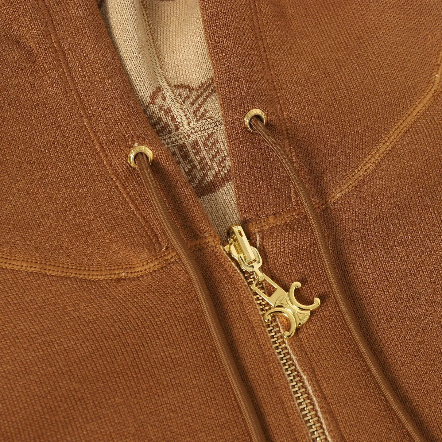 🅿️610 [Women's Style] CELINE/Celine's new autumn and winter reversible hooded jacket is fashionable and versatile. The soft fabric ensures comfort. It is visually simple and advanced, and does not choose style. It adopts a hooded design with an adjustable hood to suit different head sizes. The zipper is easy to open and close, making it easy to put on and take off every day. Color: Brown/White Size: S M L