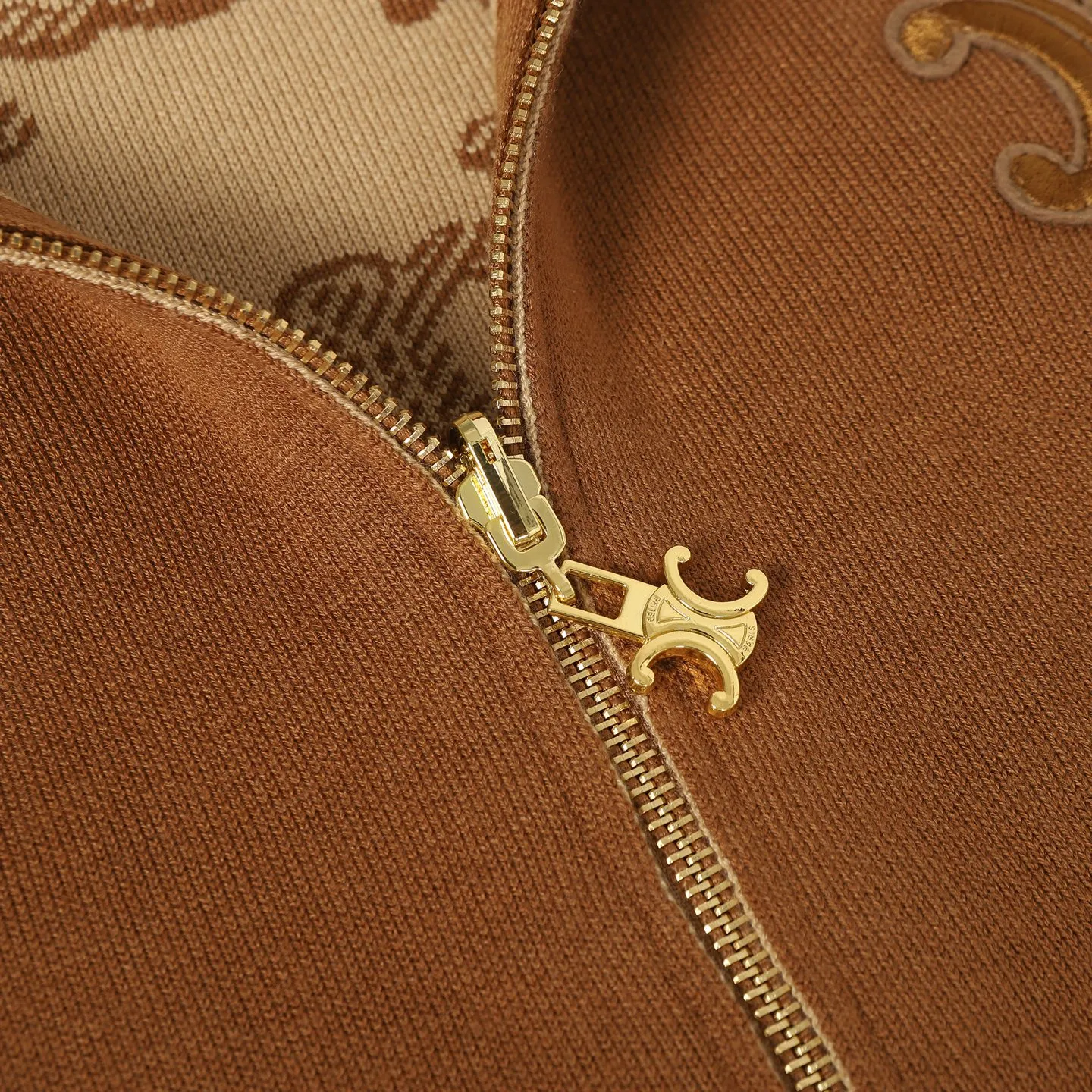 🅿️610 [Women's Style] CELINE/Celine's new autumn and winter reversible hooded jacket is fashionable and versatile. The soft fabric ensures comfort. It is visually simple and advanced, and does not choose style. It adopts a hooded design with an adjustable hood to suit different head sizes. The zipper is easy to open and close, making it easy to put on and take off every day. Color: Brown/White Size: S M L