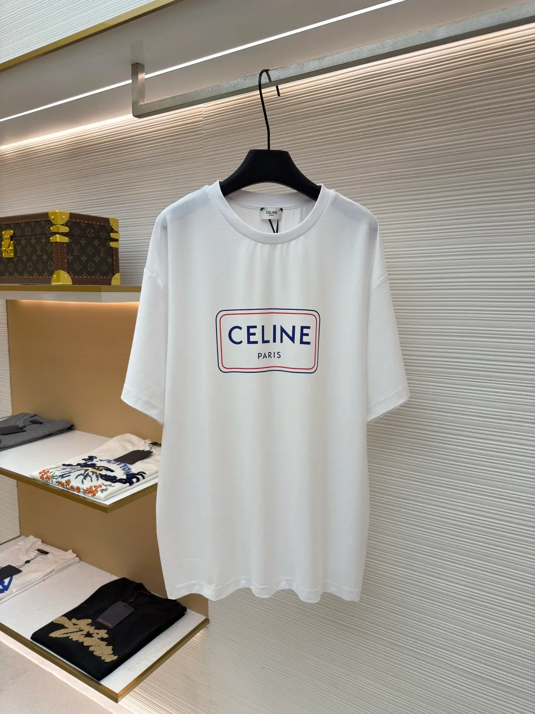 Celine blue frame printed round neck short sleeves ●Original version: Purchased and developed at 5100 ●Item number: 1681994-A00 ●Fabric: plain knitted fabric ●Technology: Glue printing production ●Color: white ●Version: fitted version ●Weight: about 225 grams ●Size: XS-S-M-L ●Description: The main body is made of 24S special woven compact cotton to make jersey fabric, weight 180g. High-count combed cotton yarn eliminates most of the short hairiness through compact spinning process, making the yarn smoother and stronger. The woven fabric structure is extremely dense, flat and soft, with excellent anti-pilling ability and durability, while retaining the natural advantages of pure cotton, which is breathable and skin-friendly. The neckline is made of 32S 1x1 rib with a weight of 300g. The finer yarn count creates a more delicate and tight thread, which provides better elasticity and deformation resistance than ordinary ribs, ensuring that the neckline can still remain stiff after being put on and taken off many times. Silicone oil slurry printing is a printing process that is prepared by mixing silicone oil and special slurry. Its characteristic is that it can form a unique matte and slightly astringent coating texture on the fabric. The printing area presents a soft matte effect, with moderate color saturation and a slight texture, which is in sharp contrast to common glossy offset printing. In terms of hand feel, the printing area feels smooth with a slight powdery resistance, similar to fine suede or chalk gray texture, without obvious filmy or hardening phenomena. Due to the addition of silicone oil, the pattern area has excellent flexibility and crack resistance while maintaining three-dimensionality. It is not easy to crack after repeated rubbing, and its breathability is better than traditional thick paste printing, achieving a balance between decoration and wearing comfort. The overall wiring is straight and delicate, the fabric is comfortable and soft, and the color is consistent without color difference. It can be matched with the same style to create a fashionable look and control various occasions. Customized accessories, complete with three standards, same style for men and women!