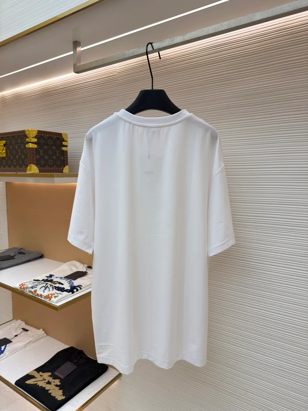 Celine blue frame printed round neck short sleeves ●Original version: Purchased and developed at 5100 ●Item number: 1681994-A00 ●Fabric: plain knitted fabric ●Technology: Glue printing production ●Color: white ●Version: fitted version ●Weight: about 225 grams ●Size: XS-S-M-L ●Description: The main body is made of 24S special woven compact cotton to make jersey fabric, weight 180g. High-count combed cotton yarn eliminates most of the short hairiness through compact spinning process, making the yarn smoother and stronger. The woven fabric structure is extremely dense, flat and soft, with excellent anti-pilling ability and durability, while retaining the natural advantages of pure cotton, which is breathable and skin-friendly. The neckline is made of 32S 1x1 rib with a weight of 300g. The finer yarn count creates a more delicate and tight thread, which provides better elasticity and deformation resistance than ordinary ribs, ensuring that the neckline can still remain stiff after being put on and taken off many times. Silicone oil slurry printing is a printing process that is prepared by mixing silicone oil and special slurry. Its characteristic is that it can form a unique matte and slightly astringent coating texture on the fabric. The printing area presents a soft matte effect, with moderate color saturation and a slight texture, which is in sharp contrast to common glossy offset printing. In terms of hand feel, the printing area feels smooth with a slight powdery resistance, similar to fine suede or chalk gray texture, without obvious filmy or hardening phenomena. Due to the addition of silicone oil, the pattern area has excellent flexibility and crack resistance while maintaining three-dimensionality. It is not easy to crack after repeated rubbing, and its breathability is better than traditional thick paste printing, achieving a balance between decoration and wearing comfort. The overall wiring is straight and delicate, the fabric is comfortable and soft, and the color is consistent without color difference. It can be matched with the same style to create a fashionable look and control various occasions. Customized accessories, complete with three standards, same style for men and women!