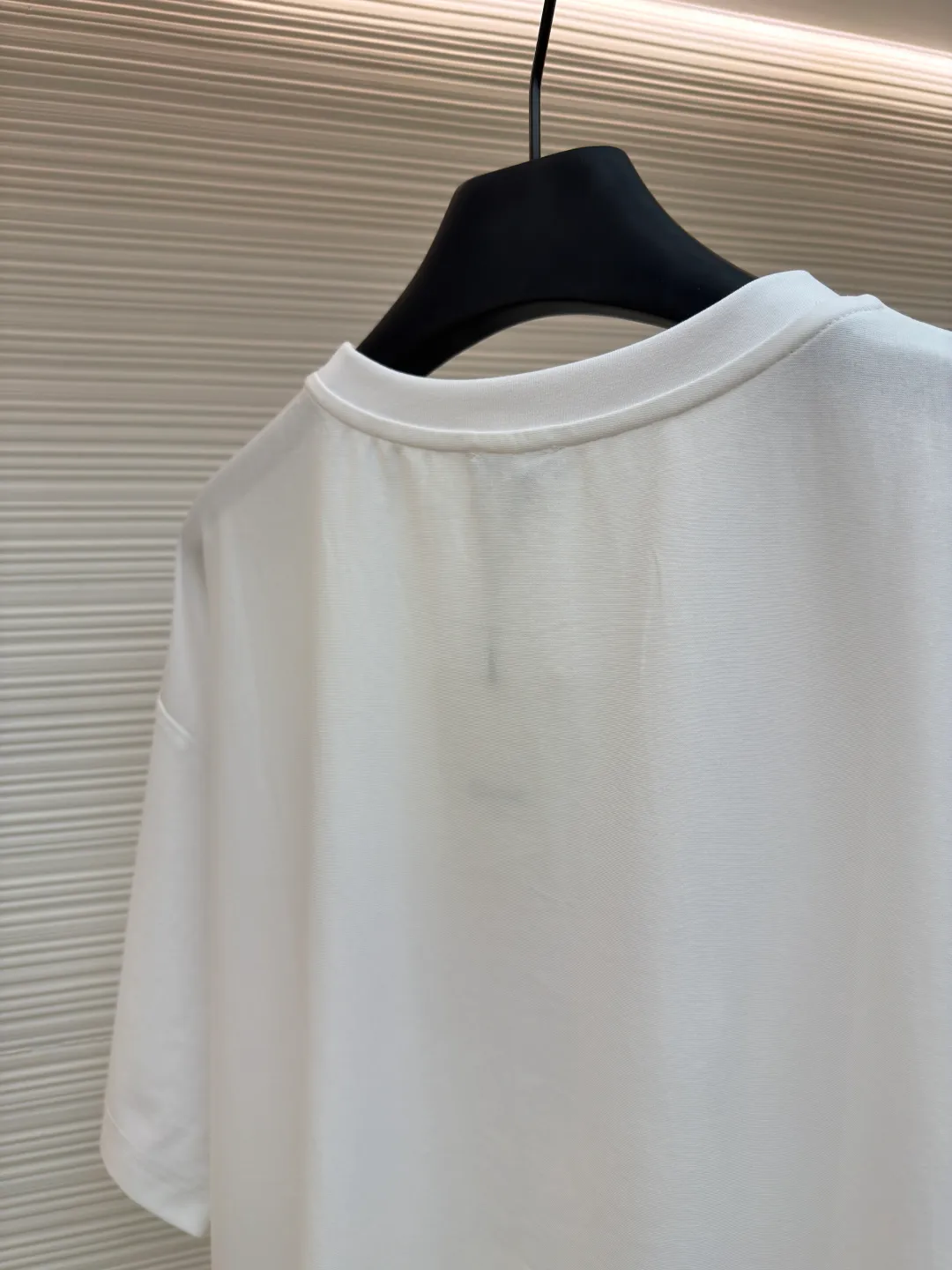 Celine blue frame printed round neck short sleeves ●Original version: Purchased and developed at 5100 ●Item number: 1681994-A00 ●Fabric: plain knitted fabric ●Technology: Glue printing production ●Color: white ●Version: fitted version ●Weight: about 225 grams ●Size: XS-S-M-L ●Description: The main body is made of 24S special woven compact cotton to make jersey fabric, weight 180g. High-count combed cotton yarn eliminates most of the short hairiness through compact spinning process, making the yarn smoother and stronger. The woven fabric structure is extremely dense, flat and soft, with excellent anti-pilling ability and durability, while retaining the natural advantages of pure cotton, which is breathable and skin-friendly. The neckline is made of 32S 1x1 rib with a weight of 300g. The finer yarn count creates a more delicate and tight thread, which provides better elasticity and deformation resistance than ordinary ribs, ensuring that the neckline can still remain stiff after being put on and taken off many times. Silicone oil slurry printing is a printing process that is prepared by mixing silicone oil and special slurry. Its characteristic is that it can form a unique matte and slightly astringent coating texture on the fabric. The printing area presents a soft matte effect, with moderate color saturation and a slight texture, which is in sharp contrast to common glossy offset printing. In terms of hand feel, the printing area feels smooth with a slight powdery resistance, similar to fine suede or chalk gray texture, without obvious filmy or hardening phenomena. Due to the addition of silicone oil, the pattern area has excellent flexibility and crack resistance while maintaining three-dimensionality. It is not easy to crack after repeated rubbing, and its breathability is better than traditional thick paste printing, achieving a balance between decoration and wearing comfort. The overall wiring is straight and delicate, the fabric is comfortable and soft, and the color is consistent without color difference. It can be matched with the same style to create a fashionable look and control various occasions. Customized accessories, complete with three standards, same style for men and women!