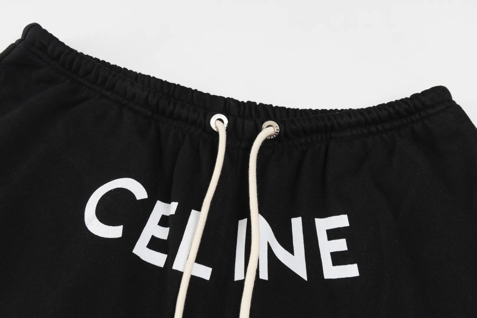 🅿️200 Celine 25SS counters are selling new printed shorts. Custom-woven and dyed 400g fabric. Logo-printed shorts. Versatile and low-key. Tight and three-dimensional. Customized logo hardware. Full details. Gray color is very versatile. Same style for men and women. Size: XS-L