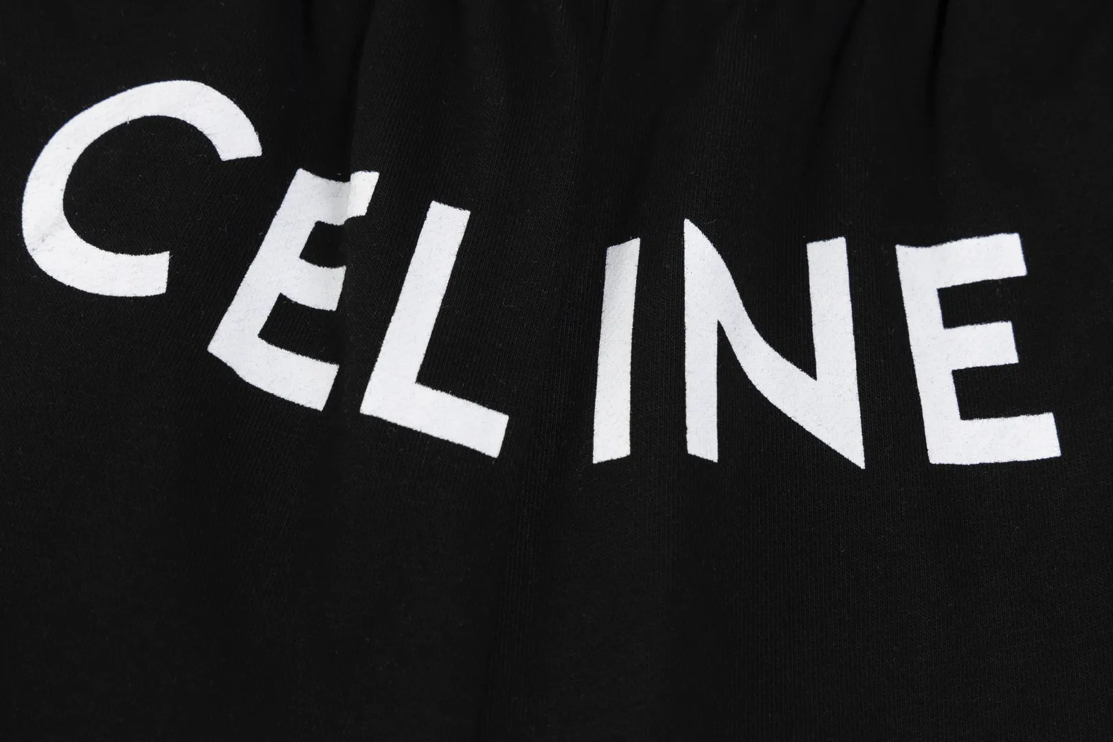 🅿️200 Celine 25SS counters are selling new printed shorts. Custom-woven and dyed 400g fabric. Logo-printed shorts. Versatile and low-key. Tight and three-dimensional. Customized logo hardware. Full details. Gray color is very versatile. Same style for men and women. Size: XS-L