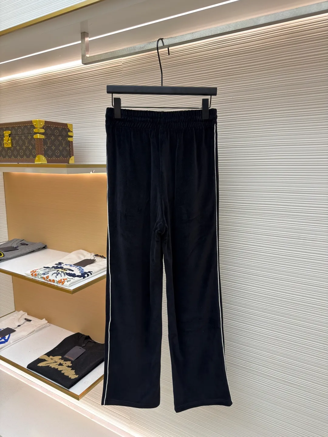 CELINE velvet letter trousers ●Original version: Purchased and developed for 9300 ●Item number: 1681638-A85 ●Fabric: velvet fabric ●Technology: Pressed production ●Color: black ●Version: fitted version ●Weight: about 465 grams ●Size: XS-S-M-L ●Description: The fabric is made of 80% cotton + 20% polyester blended plain fabric. The AB color swatch is printed according to the Y version, and the bulk fabric is ordered and dyed. The loops on the surface of the fabric are raised by a 24-pipe napping machine. After raising, the pile is suctioned and cut. The pile height is 0.3cm according to the Y version. The pile components are all 100%. It is made of 100% cotton yarn and is breathable and anti-static. It is different from the low-end version of the all-polyester fleece fabric on the market. The front panel is embroidered with a Tajima embroidery machine imported from Japan. The cotton mercerized thread is embroidered in multiple layers to create a three-dimensional small chapter flower. The bottom is equipped with a TPU film. It is manually positioned, pressed and fixed on the cut piece using a constant temperature embossing machine. The overall wiring is straight and delicate, the fabric is comfortable and soft, and the color is consistent without color difference. It can be matched with the same style to create a fashionable look and control various occasions. Customized accessories, complete with three standards, same style for men and women!
