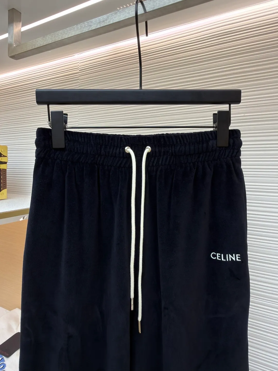 CELINE velvet letter trousers ●Original version: Purchased and developed for 9300 ●Item number: 1681638-A85 ●Fabric: velvet fabric ●Technology: Pressed production ●Color: black ●Version: fitted version ●Weight: about 465 grams ●Size: XS-S-M-L ●Description: The fabric is made of 80% cotton + 20% polyester blended plain fabric. The AB color swatch is printed according to the Y version, and the bulk fabric is ordered and dyed. The loops on the surface of the fabric are raised by a 24-pipe napping machine. After raising, the pile is suctioned and cut. The pile height is 0.3cm according to the Y version. The pile components are all 100%. It is made of 100% cotton yarn and is breathable and anti-static. It is different from the low-end version of the all-polyester fleece fabric on the market. The front panel is embroidered with a Tajima embroidery machine imported from Japan. The cotton mercerized thread is embroidered in multiple layers to create a three-dimensional small chapter flower. The bottom is equipped with a TPU film. It is manually positioned, pressed and fixed on the cut piece using a constant temperature embossing machine. The overall wiring is straight and delicate, the fabric is comfortable and soft, and the color is consistent without color difference. It can be matched with the same style to create a fashionable look and control various occasions. Customized accessories, complete with three standards, same style for men and women!