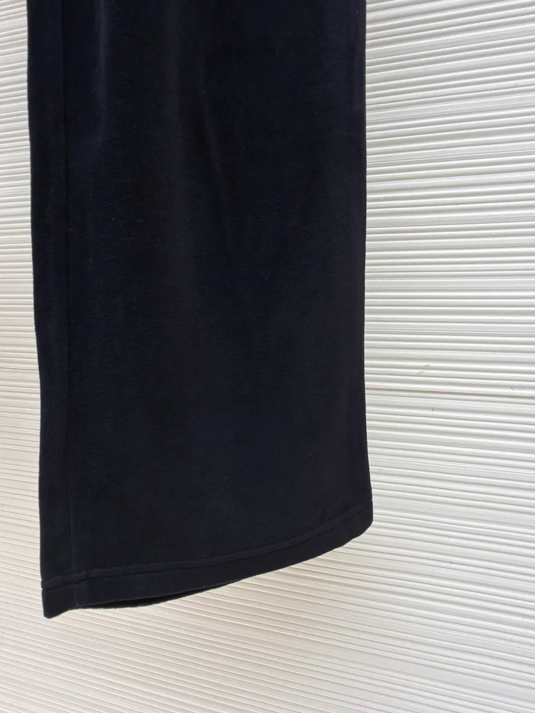 CELINE velvet letter trousers ●Original version: Purchased and developed for 9300 ●Item number: 1681638-A85 ●Fabric: velvet fabric ●Technology: Pressed production ●Color: black ●Version: fitted version ●Weight: about 465 grams ●Size: XS-S-M-L ●Description: The fabric is made of 80% cotton + 20% polyester blended plain fabric. The AB color swatch is printed according to the Y version, and the bulk fabric is ordered and dyed. The loops on the surface of the fabric are raised by a 24-pipe napping machine. After raising, the pile is suctioned and cut. The pile height is 0.3cm according to the Y version. The pile components are all 100%. It is made of 100% cotton yarn and is breathable and anti-static. It is different from the low-end version of the all-polyester fleece fabric on the market. The front panel is embroidered with a Tajima embroidery machine imported from Japan. The cotton mercerized thread is embroidered in multiple layers to create a three-dimensional small chapter flower. The bottom is equipped with a TPU film. It is manually positioned, pressed and fixed on the cut piece using a constant temperature embossing machine. The overall wiring is straight and delicate, the fabric is comfortable and soft, and the color is consistent without color difference. It can be matched with the same style to create a fashionable look and control various occasions. Customized accessories, complete with three standards, same style for men and women!