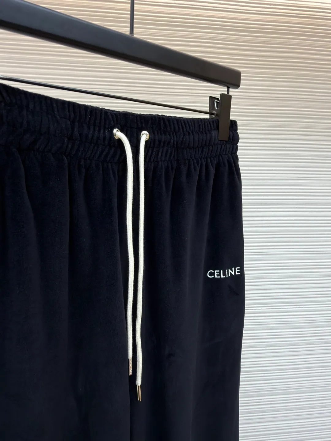 CELINE velvet letter trousers ●Original version: Purchased and developed for 9300 ●Item number: 1681638-A85 ●Fabric: velvet fabric ●Technology: Pressed production ●Color: black ●Version: fitted version ●Weight: about 465 grams ●Size: XS-S-M-L ●Description: The fabric is made of 80% cotton + 20% polyester blended plain fabric. The AB color swatch is printed according to the Y version, and the bulk fabric is ordered and dyed. The loops on the surface of the fabric are raised by a 24-pipe napping machine. After raising, the pile is suctioned and cut. The pile height is 0.3cm according to the Y version. The pile components are all 100%. It is made of 100% cotton yarn and is breathable and anti-static. It is different from the low-end version of the all-polyester fleece fabric on the market. The front panel is embroidered with a Tajima embroidery machine imported from Japan. The cotton mercerized thread is embroidered in multiple layers to create a three-dimensional small chapter flower. The bottom is equipped with a TPU film. It is manually positioned, pressed and fixed on the cut piece using a constant temperature embossing machine. The overall wiring is straight and delicate, the fabric is comfortable and soft, and the color is consistent without color difference. It can be matched with the same style to create a fashionable look and control various occasions. Customized accessories, complete with three standards, same style for men and women!