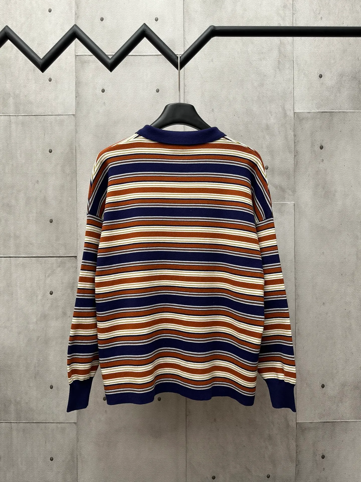 🅿️500 CELINE 2025 autumn cotton striped lapel long-sleeved POLO sweater. It is made of custom-made fabrics and embroidered with letter pattern logo. It is produced with consistently high standards. It is skin-friendly and breathable. The texture of the ready-made clothes is very good. The upper body is fashionable and handsome, and the three standards are complete. Size: S M L