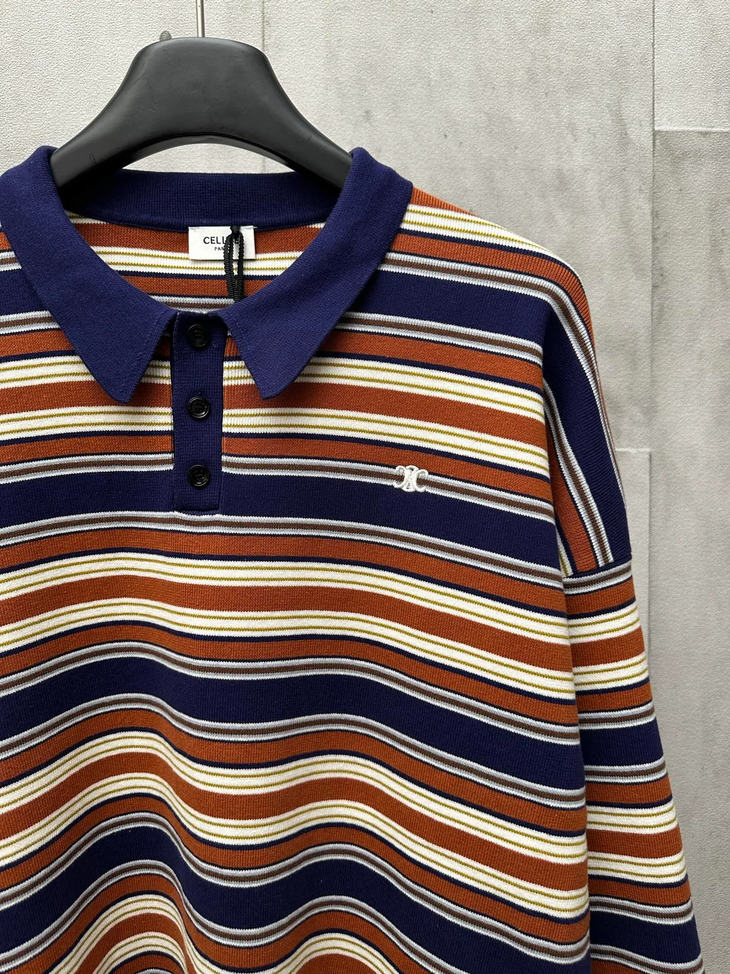 🅿️500 CELINE 2025 autumn cotton striped lapel long-sleeved POLO sweater. It is made of custom-made fabrics and embroidered with letter pattern logo. It is produced with consistently high standards. It is skin-friendly and breathable. The texture of the ready-made clothes is very good. The upper body is fashionable and handsome, and the three standards are complete. Size: S M L