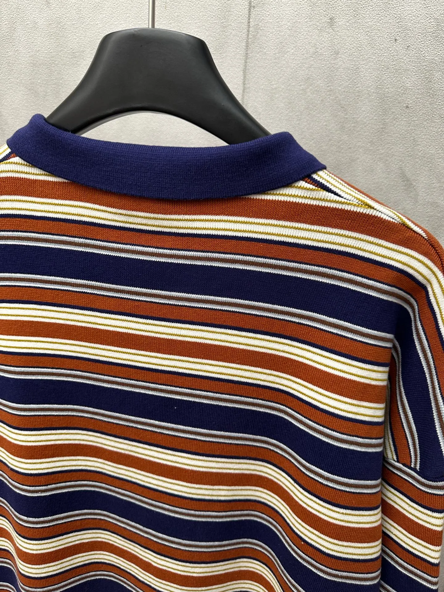 🅿️500 CELINE 2025 autumn cotton striped lapel long-sleeved POLO sweater. It is made of custom-made fabrics and embroidered with letter pattern logo. It is produced with consistently high standards. It is skin-friendly and breathable. The texture of the ready-made clothes is very good. The upper body is fashionable and handsome, and the three standards are complete. Size: S M L