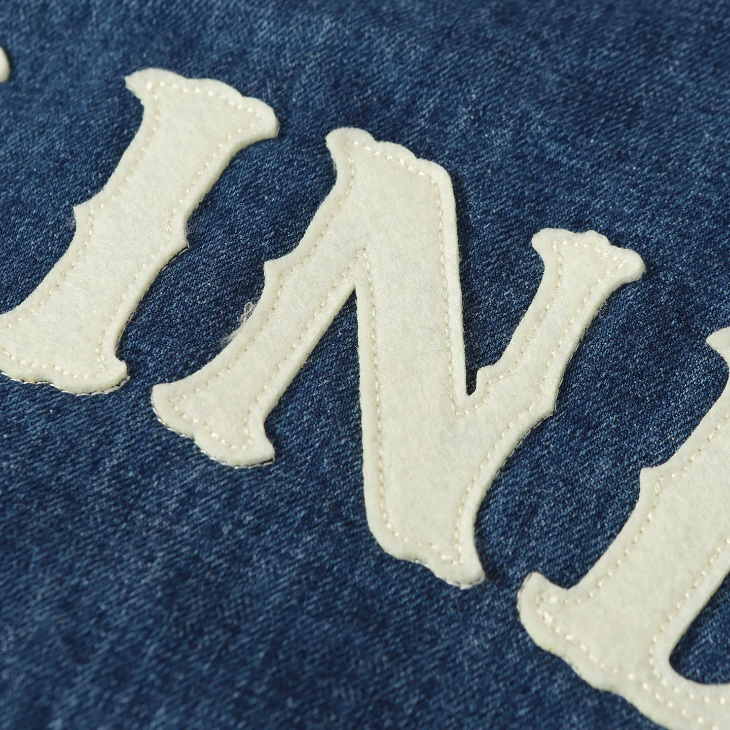 🅿️710 Celine washed denim patchwork baseball jacket. I ordered the original model and it took a month to finally ship. I love it so much. The upper body is really handsome. A Douyin blogger said that this year's new product will become a future trend. If you look through street photos, you will find that celebrities regard it as a collectible item, a must-have item for men and women who want light luxury for commuting. Developing the highest version on the entire network, it took 1 month to customize and the cost was extremely high. The German imported flat machine made custom-woven wool jacquard threads, using the first layer of imported lambskin. The texture of the pleats is incomparable. It is hand-cut and meticulously crafted. The stitching position is very technical. Whether the whole piece is good or not depends on this position. Top-notch workmanship and details can stand the test. A full set of customized accessories, the letters are clear and perfectly restored without any difference. High-end atmosphere and full grade! The entire piece is exclusively customized with heavy craftsmanship. The towel appliqué embroidery is perfectly combined with craft embroidery and the needle is placed accurately! Absolute craftsmanship quality! SIZE：S/M/L/XL