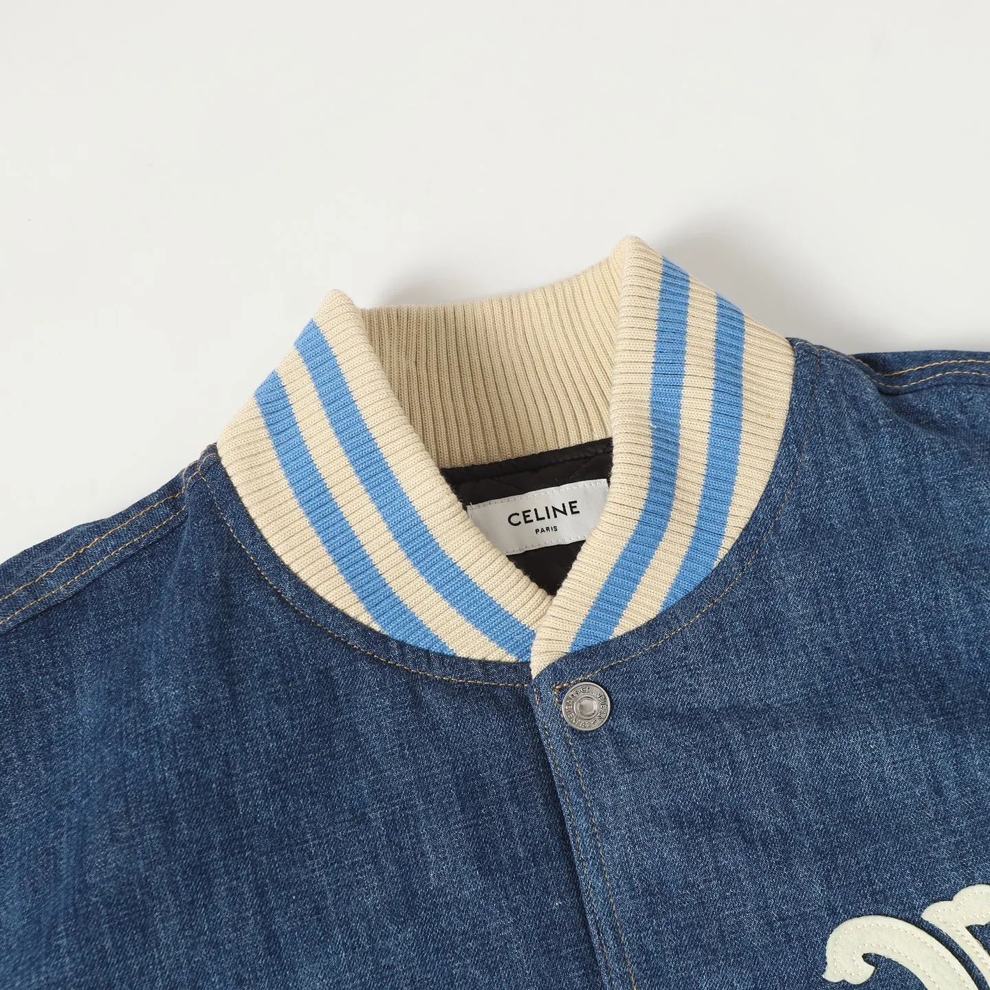 🅿️710 Celine washed denim patchwork baseball jacket. I ordered the original model and it took a month to finally ship. I love it so much. The upper body is really handsome. A Douyin blogger said that this year's new product will become a future trend. If you look through street photos, you will find that celebrities regard it as a collectible item, a must-have item for men and women who want light luxury for commuting. Developing the highest version on the entire network, it took 1 month to customize and the cost was extremely high. The German imported flat machine made custom-woven wool jacquard threads, using the first layer of imported lambskin. The texture of the pleats is incomparable. It is hand-cut and meticulously crafted. The stitching position is very technical. Whether the whole piece is good or not depends on this position. Top-notch workmanship and details can stand the test. A full set of customized accessories, the letters are clear and perfectly restored without any difference. High-end atmosphere and full grade! The entire piece is exclusively customized with heavy craftsmanship. The towel appliqué embroidery is perfectly combined with craft embroidery and the needle is placed accurately! Absolute craftsmanship quality! SIZE：S/M/L/XL