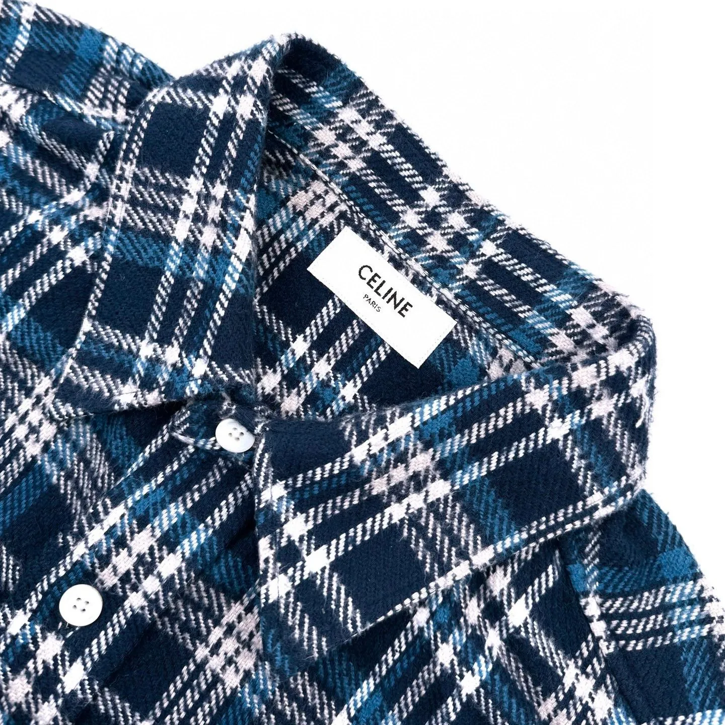 🅿️560 [Exclusive supply] Celine Arc de Triomphe plaid jacket. Original purchase and development for 9,300. The fabric is made of customized 1:1 pure cotton-dyed brushed plaid. The texture is clear, the colors are bright and the touch is delicate. The colors are interlaced with classic blue and white as the main tone. They are arranged in an orderly and harmonious way, sometimes closely intertwined and sometimes spread out gently. It is like a beautiful melody beating. The iconic Celine Arc de Triomphe logo is embellished to highlight the elegance and nobility of the brand. Let the wearer feel like they are in a beautiful picture. The center of attention, using imported machine embroidery technology. Use advanced computer control system and precision mechanical components to realize the Arc de Triomphe embroidery operation. High precision. The lines are smooth and delicate. Infrared positioning cutting bed uses infrared emitters and infrared receivers to achieve precise positioning of materials. The accuracy can reach the micron level to meet the effect of high-precision cutting of plaid alignment. The material loss is extremely high. An average of 15 points per piece is consumed. Time-consuming and labor-intensive. The details are genuine, and the side-turning embedded stitching process can provide high-quality stitching results. Smooth and neat, the template machine opens the bag. The preset template guides the position, shape and size of the bag opening. The accuracy ensures the quality of the bag opening effect. Size:38-39-40-41