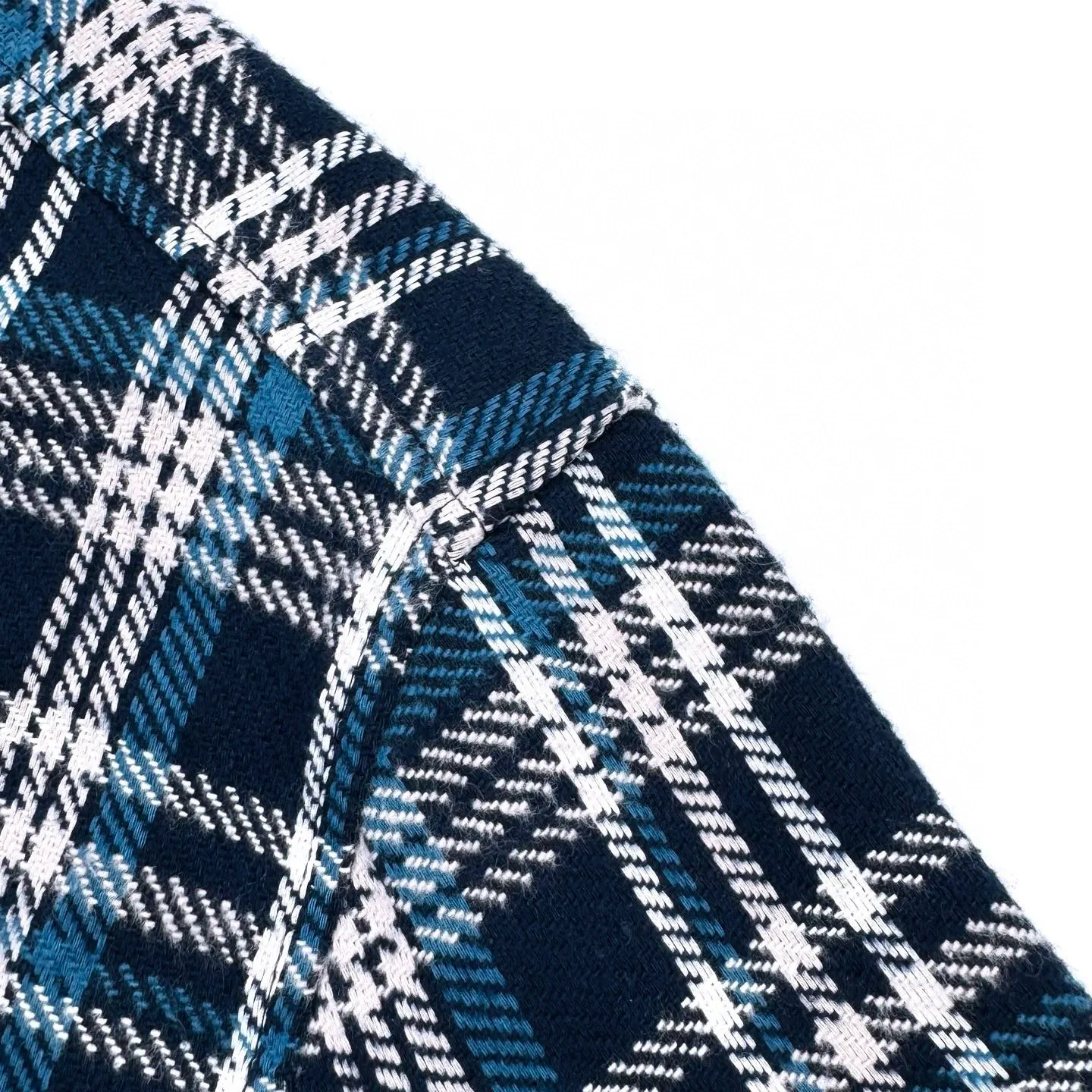 🅿️560 [Exclusive supply] Celine Arc de Triomphe plaid jacket. Original purchase and development for 9,300. The fabric is made of customized 1:1 pure cotton-dyed brushed plaid. The texture is clear, the colors are bright and the touch is delicate. The colors are interlaced with classic blue and white as the main tone. They are arranged in an orderly and harmonious way, sometimes closely intertwined and sometimes spread out gently. It is like a beautiful melody beating. The iconic Celine Arc de Triomphe logo is embellished to highlight the elegance and nobility of the brand. Let the wearer feel like they are in a beautiful picture. The center of attention, using imported machine embroidery technology. Use advanced computer control system and precision mechanical components to realize the Arc de Triomphe embroidery operation. High precision. The lines are smooth and delicate. Infrared positioning cutting bed uses infrared emitters and infrared receivers to achieve precise positioning of materials. The accuracy can reach the micron level to meet the effect of high-precision cutting of plaid alignment. The material loss is extremely high. An average of 15 points per piece is consumed. Time-consuming and labor-intensive. The details are genuine, and the side-turning embedded stitching process can provide high-quality stitching results. Smooth and neat, the template machine opens the bag. The preset template guides the position, shape and size of the bag opening. The accuracy ensures the quality of the bag opening effect. Size:38-39-40-41