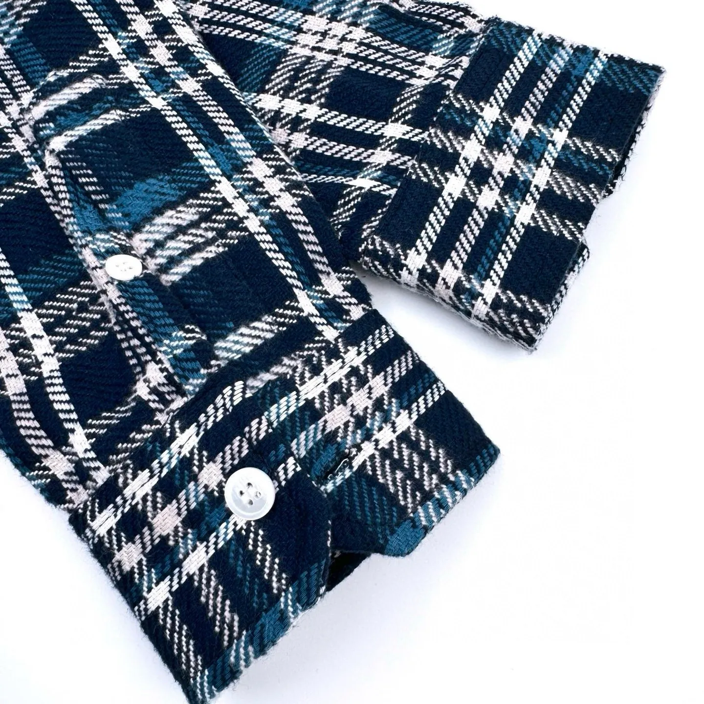 🅿️560 [Exclusive supply] Celine Arc de Triomphe plaid jacket. Original purchase and development for 9,300. The fabric is made of customized 1:1 pure cotton-dyed brushed plaid. The texture is clear, the colors are bright and the touch is delicate. The colors are interlaced with classic blue and white as the main tone. They are arranged in an orderly and harmonious way, sometimes closely intertwined and sometimes spread out gently. It is like a beautiful melody beating. The iconic Celine Arc de Triomphe logo is embellished to highlight the elegance and nobility of the brand. Let the wearer feel like they are in a beautiful picture. The center of attention, using imported machine embroidery technology. Use advanced computer control system and precision mechanical components to realize the Arc de Triomphe embroidery operation. High precision. The lines are smooth and delicate. Infrared positioning cutting bed uses infrared emitters and infrared receivers to achieve precise positioning of materials. The accuracy can reach the micron level to meet the effect of high-precision cutting of plaid alignment. The material loss is extremely high. An average of 15 points per piece is consumed. Time-consuming and labor-intensive. The details are genuine, and the side-turning embedded stitching process can provide high-quality stitching results. Smooth and neat, the template machine opens the bag. The preset template guides the position, shape and size of the bag opening. The accuracy ensures the quality of the bag opening effect. Size:38-39-40-41