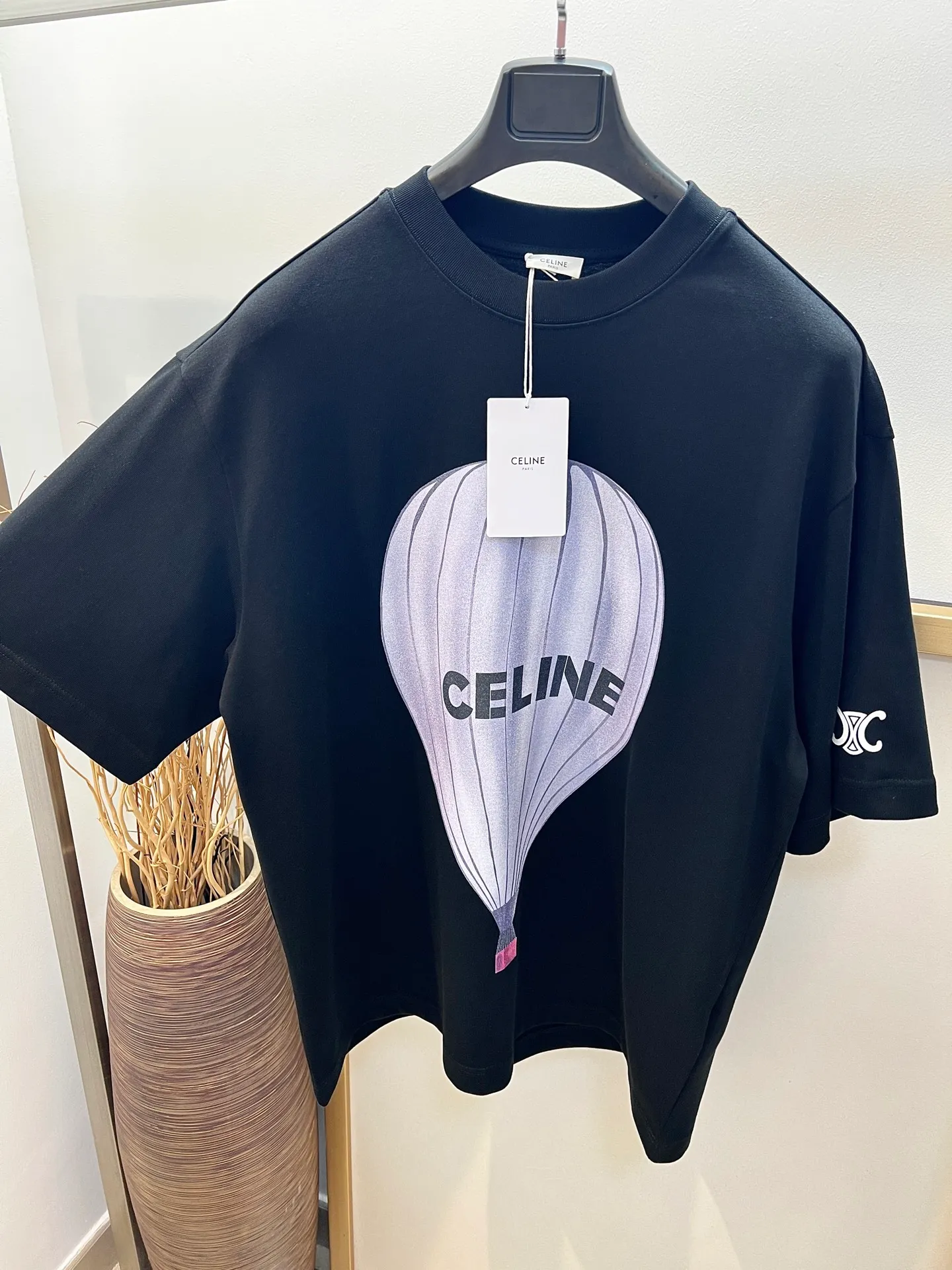 🅿️230 🌈Size: s/m/l/xl Wide version in black and white, same style for men and women 1973538250081 Cel*ne/Cel*ne 2025FW spring and summer series travel hot air balloon direct-injection print with classic Arc de Triomphe print heavy cotton with loose-fitting half-sleeved T-shirt Washing method: Dry clean or wrap in a laundry bag on the reverse side, wash separately and iron on the reverse side at medium temperature! Do not soak/wash in warm water!