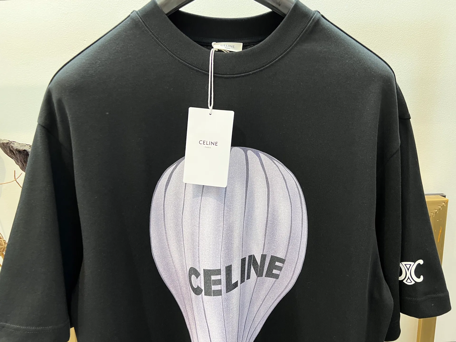 🅿️230 🌈Size: s/m/l/xl Wide version in black and white, same style for men and women 1973538250081 Cel*ne/Cel*ne 2025FW spring and summer series travel hot air balloon direct-injection print with classic Arc de Triomphe print heavy cotton with loose-fitting half-sleeved T-shirt Washing method: Dry clean or wrap in a laundry bag on the reverse side, wash separately and iron on the reverse side at medium temperature! Do not soak/wash in warm water!