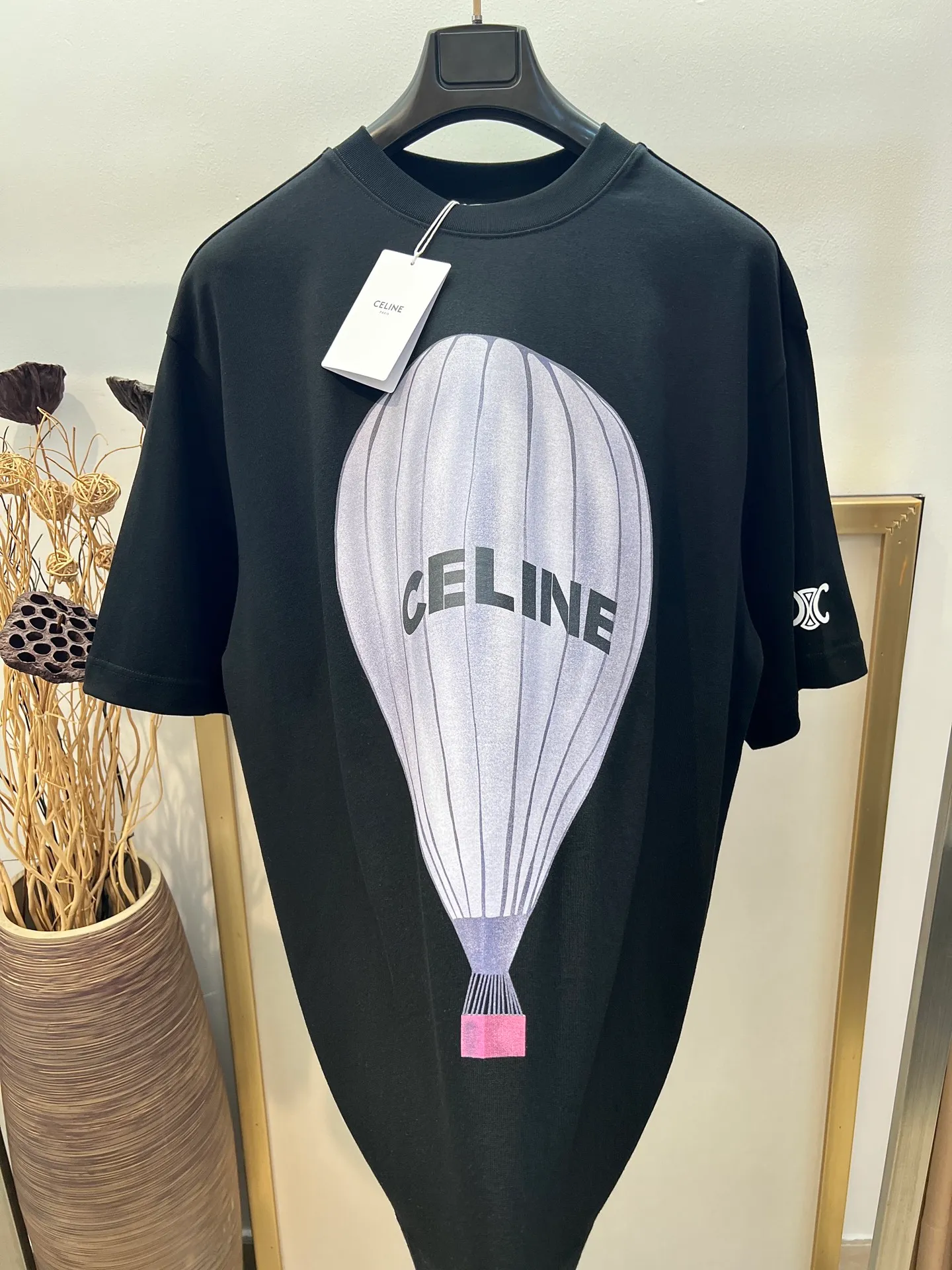 🅿️230 🌈Size: s/m/l/xl Wide version in black and white, same style for men and women 1973538250081 Cel*ne/Cel*ne 2025FW spring and summer series travel hot air balloon direct-injection print with classic Arc de Triomphe print heavy cotton with loose-fitting half-sleeved T-shirt Washing method: Dry clean or wrap in a laundry bag on the reverse side, wash separately and iron on the reverse side at medium temperature! Do not soak/wash in warm water!
