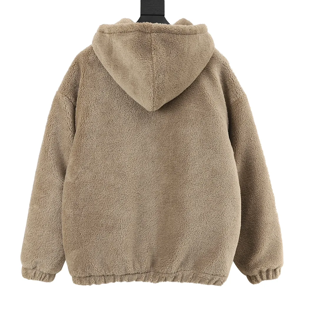 🅿️570 CELINE Arc de Triomphe Suede Cotton Jacket The polyester filament is passed through a circular knitting machine, and the warp and weft yarns are woven into each other into a double-sided knitted structure. The front and back are flat loops. The polar fleece fabric is formed after a series of processes such as dyeing, raising, carding, shearing, and polarization. The suede texture is soft and the fiber characteristics make it almost non-absorbent. It can quickly drain sweat to the outer layer of the fabric and evaporate quickly, maintaining good breathability. The suede surface can lock the air and form a stagnant air layer around the body, effectively preventing heat loss and providing good warmth retention properties. Using quilted cannage pattern, the seamstress precisely adjusts the speed of the machine and stitch density, so that the stitches are smooth and even during the operation. After completion, regular diagonal quilting lines will be formed, which will inadvertently enhance the overall texture when putting it on and taking it off. The fabric and padding material are tightly fixed to the frame of the embroidery machine. The embroidery machine uses sparse stitches along the padding layer's pattern to outline the filling area of ​​the pattern, and then runs the overlay layer's pattern, using dense stitches to perfectly cover the foam padding layer, thus forming a slightly raised Arc de Triomphe shape. After final finishing, the edges of the patch are burr-free and the pattern is clear. Size：XS-L