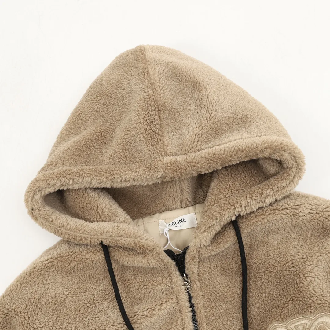 🅿️570 CELINE Arc de Triomphe Suede Cotton Jacket The polyester filament is passed through a circular knitting machine, and the warp and weft yarns are woven into each other into a double-sided knitted structure. The front and back are flat loops. The polar fleece fabric is formed after a series of processes such as dyeing, raising, carding, shearing, and polarization. The suede texture is soft and the fiber characteristics make it almost non-absorbent. It can quickly drain sweat to the outer layer of the fabric and evaporate quickly, maintaining good breathability. The suede surface can lock the air and form a stagnant air layer around the body, effectively preventing heat loss and providing good warmth retention properties. Using quilted cannage pattern, the seamstress precisely adjusts the speed of the machine and stitch density, so that the stitches are smooth and even during the operation. After completion, regular diagonal quilting lines will be formed, which will inadvertently enhance the overall texture when putting it on and taking it off. The fabric and padding material are tightly fixed to the frame of the embroidery machine. The embroidery machine uses sparse stitches along the padding layer's pattern to outline the filling area of ​​the pattern, and then runs the overlay layer's pattern, using dense stitches to perfectly cover the foam padding layer, thus forming a slightly raised Arc de Triomphe shape. After final finishing, the edges of the patch are burr-free and the pattern is clear. Size：XS-L