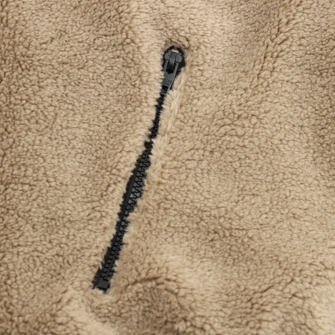 🅿️570 CELINE Arc de Triomphe Suede Cotton Jacket The polyester filament is passed through a circular knitting machine, and the warp and weft yarns are woven into each other into a double-sided knitted structure. The front and back are flat loops. The polar fleece fabric is formed after a series of processes such as dyeing, raising, carding, shearing, and polarization. The suede texture is soft and the fiber characteristics make it almost non-absorbent. It can quickly drain sweat to the outer layer of the fabric and evaporate quickly, maintaining good breathability. The suede surface can lock the air and form a stagnant air layer around the body, effectively preventing heat loss and providing good warmth retention properties. Using quilted cannage pattern, the seamstress precisely adjusts the speed of the machine and stitch density, so that the stitches are smooth and even during the operation. After completion, regular diagonal quilting lines will be formed, which will inadvertently enhance the overall texture when putting it on and taking it off. The fabric and padding material are tightly fixed to the frame of the embroidery machine. The embroidery machine uses sparse stitches along the padding layer's pattern to outline the filling area of ​​the pattern, and then runs the overlay layer's pattern, using dense stitches to perfectly cover the foam padding layer, thus forming a slightly raised Arc de Triomphe shape. After final finishing, the edges of the patch are burr-free and the pattern is clear. Size：XS-L