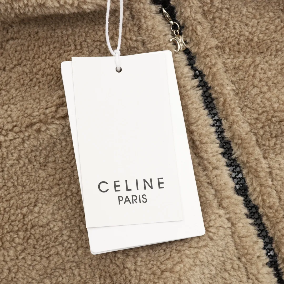 🅿️570 CELINE Arc de Triomphe Suede Cotton Jacket The polyester filament is passed through a circular knitting machine, and the warp and weft yarns are woven into each other into a double-sided knitted structure. The front and back are flat loops. The polar fleece fabric is formed after a series of processes such as dyeing, raising, carding, shearing, and polarization. The suede texture is soft and the fiber characteristics make it almost non-absorbent. It can quickly drain sweat to the outer layer of the fabric and evaporate quickly, maintaining good breathability. The suede surface can lock the air and form a stagnant air layer around the body, effectively preventing heat loss and providing good warmth retention properties. Using quilted cannage pattern, the seamstress precisely adjusts the speed of the machine and stitch density, so that the stitches are smooth and even during the operation. After completion, regular diagonal quilting lines will be formed, which will inadvertently enhance the overall texture when putting it on and taking it off. The fabric and padding material are tightly fixed to the frame of the embroidery machine. The embroidery machine uses sparse stitches along the padding layer's pattern to outline the filling area of ​​the pattern, and then runs the overlay layer's pattern, using dense stitches to perfectly cover the foam padding layer, thus forming a slightly raised Arc de Triomphe shape. After final finishing, the edges of the patch are burr-free and the pattern is clear. Size：XS-L