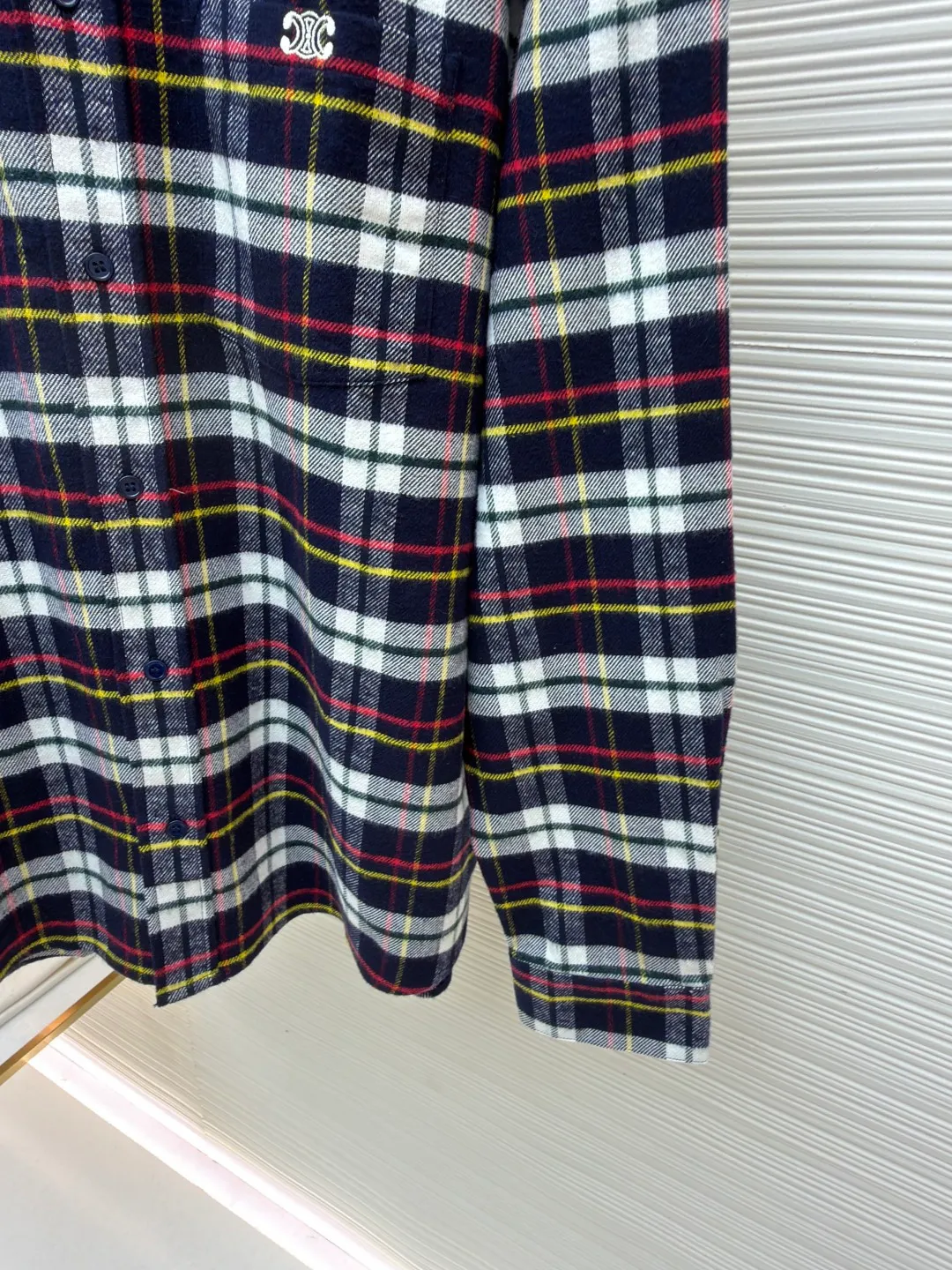Celine logo plaid shirt ●Original version: Purchased and developed for 13,000 ●Item number: 1682090-A95 ●Material: plaid velvet fabric ●Technology: embroidery production ●Color: colorful plaid ●Version: fitted version ●Weight: about 415 grams ●Size: 38-39-40-41 ●Description: Customized plaid velvet, clear texture, full texture, comfortable and close to the skin, using the plaid as a canvas A flowing color exhibition. An iconic Arc de Triomphe embroidery is embellished on the chest patch pocket to provide a visual anchor for the large-area plaid. It breaks the monotonous repetition of the pattern and condenses the brand's century-old gene into the art of a square inch. The just-right slightly dropped shoulder design creates a casual sense of relaxation. The style does not need to be declared, but it has its own medal. Adopting imported machine embroidery technology and using advanced computer control systems and precision mechanical components to achieve Celine Arc de Triomphe embroidery operations with high precision and smooth and delicate lines. The infrared positioning cutting machine uses infrared transmitters and infrared receivers to achieve precise positioning of materials. The accuracy can reach the micron level to meet the effect of high-precision cutting of alignment strips. Fabric sanding process uses mechanical friction and rubs the surface of the fabric with a high-speed rotating sanding machine. Adjust the time and intensity to control the fluff density. To improve its texture and comfort, the fabrics have been fermented and washed to give a better hand feel. They are not easy to deform, shrink or fade, and maintain long-term beauty. The overall wiring is straight and delicate, the fabric is comfortable and soft, and the color is consistent without color difference. It can be matched with the same style to create a fashionable look and control various occasions. Customized accessories, complete with three standards, same style for men and women!
