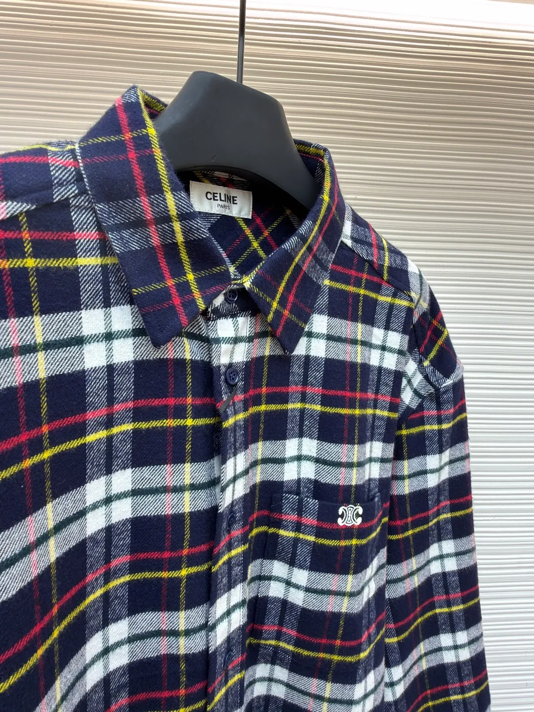 Celine logo plaid shirt ●Original version: Purchased and developed for 13,000 ●Item number: 1682090-A95 ●Material: plaid velvet fabric ●Technology: embroidery production ●Color: colorful plaid ●Version: fitted version ●Weight: about 415 grams ●Size: 38-39-40-41 ●Description: Customized plaid velvet, clear texture, full texture, comfortable and close to the skin, using the plaid as a canvas A flowing color exhibition. An iconic Arc de Triomphe embroidery is embellished on the chest patch pocket to provide a visual anchor for the large-area plaid. It breaks the monotonous repetition of the pattern and condenses the brand's century-old gene into the art of a square inch. The just-right slightly dropped shoulder design creates a casual sense of relaxation. The style does not need to be declared, but it has its own medal. Adopting imported machine embroidery technology and using advanced computer control systems and precision mechanical components to achieve Celine Arc de Triomphe embroidery operations with high precision and smooth and delicate lines. The infrared positioning cutting machine uses infrared transmitters and infrared receivers to achieve precise positioning of materials. The accuracy can reach the micron level to meet the effect of high-precision cutting of alignment strips. Fabric sanding process uses mechanical friction and rubs the surface of the fabric with a high-speed rotating sanding machine. Adjust the time and intensity to control the fluff density. To improve its texture and comfort, the fabrics have been fermented and washed to give a better hand feel. They are not easy to deform, shrink or fade, and maintain long-term beauty. The overall wiring is straight and delicate, the fabric is comfortable and soft, and the color is consistent without color difference. It can be matched with the same style to create a fashionable look and control various occasions. Customized accessories, complete with three standards, same style for men and women!