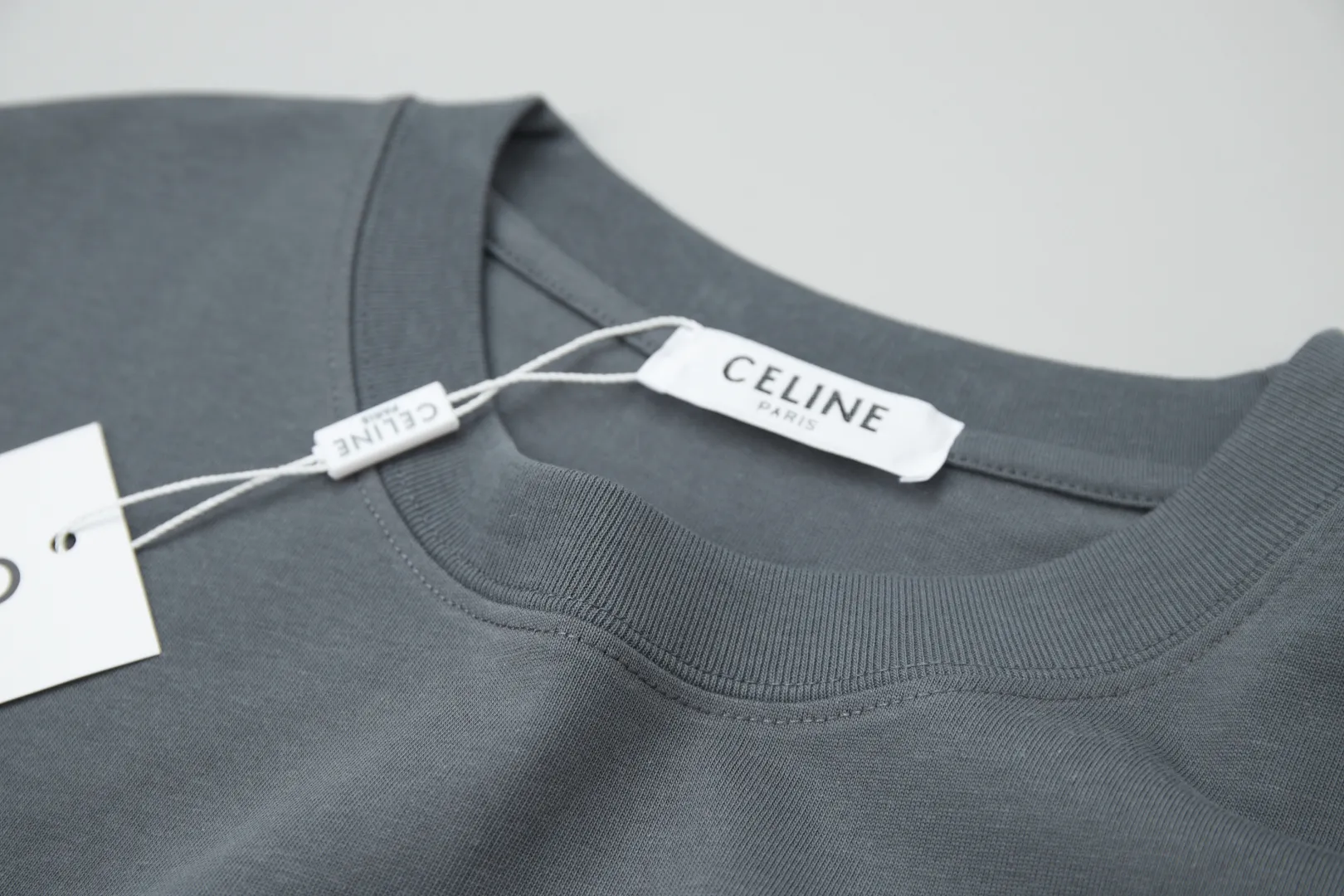 🅿️200 ✨CEL✨🆕25SS spring and summer new short-sleeved style, light luxury, a must-have item for daily commuting for men and women, correct version, welcome to compare, detailed features · 260g 100% pure cotton double yarn jersey fabric · Custom dyed in the same cylinder, special thickened 32 double-ply 1X1 threads · Double-needle stitching and cross-stitch technology · Original main mark, washed tag, brand moisture-proof paper packaging Color: white/black/grey Size: S/M/L/XL