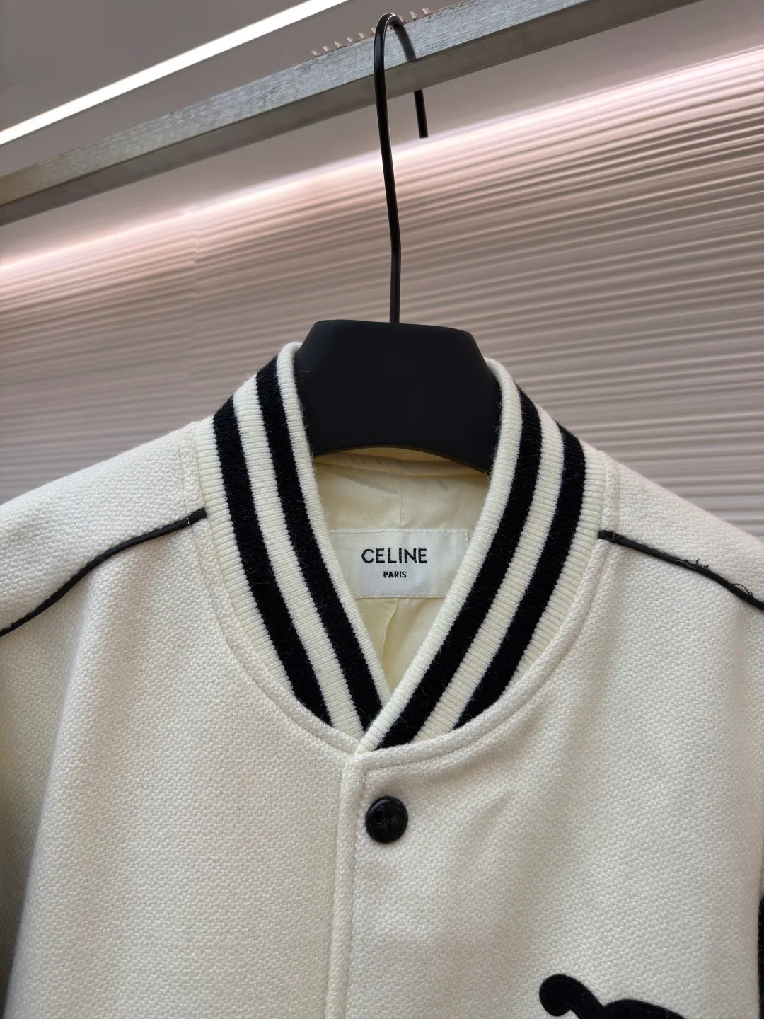 Celine buttoned cowhide embroidered baseball jacket ●Original version: purchased and developed by 13599 ●Item number: 1682009-C95 ●Fabric: genuine leather fabric ●Technology: embroidery production ●Color: beige ●Version: fitted version ●Weight: about 1165 grams ●Size: 46-48-50-52 ●Description: The main body is made of off-white slub knitted fabric, which is stiff and soft to the touch; the edges of the sleeves and pockets are made of matte black leather, spliced with precision stitching, and the edges are roughened to enhance the texture. The collar, cuffs, and hem are all made of black and white contrasting rib knitting, and the elastic hemming process ensures a good fit. There are 6 black metal snap buttons on the front, which open and close smoothly and are not easy to oxidize. The brand's iconic "double C" logo on the left chest uses flocking embroidery technology to make it three-dimensional and full. The pockets have an oblique invisible design, and the inner lining is made of cotton fabric of the same color. The wiring is even and fine, and the overall craftsmanship takes into account both retro style and high-end texture. The overall wiring is straight and delicate, the fabric is comfortable and soft, and the color is consistent without color difference. It can be matched with the same style to create a fashionable look and control various occasions. Customized accessories, complete with three standards, same style for men and women!