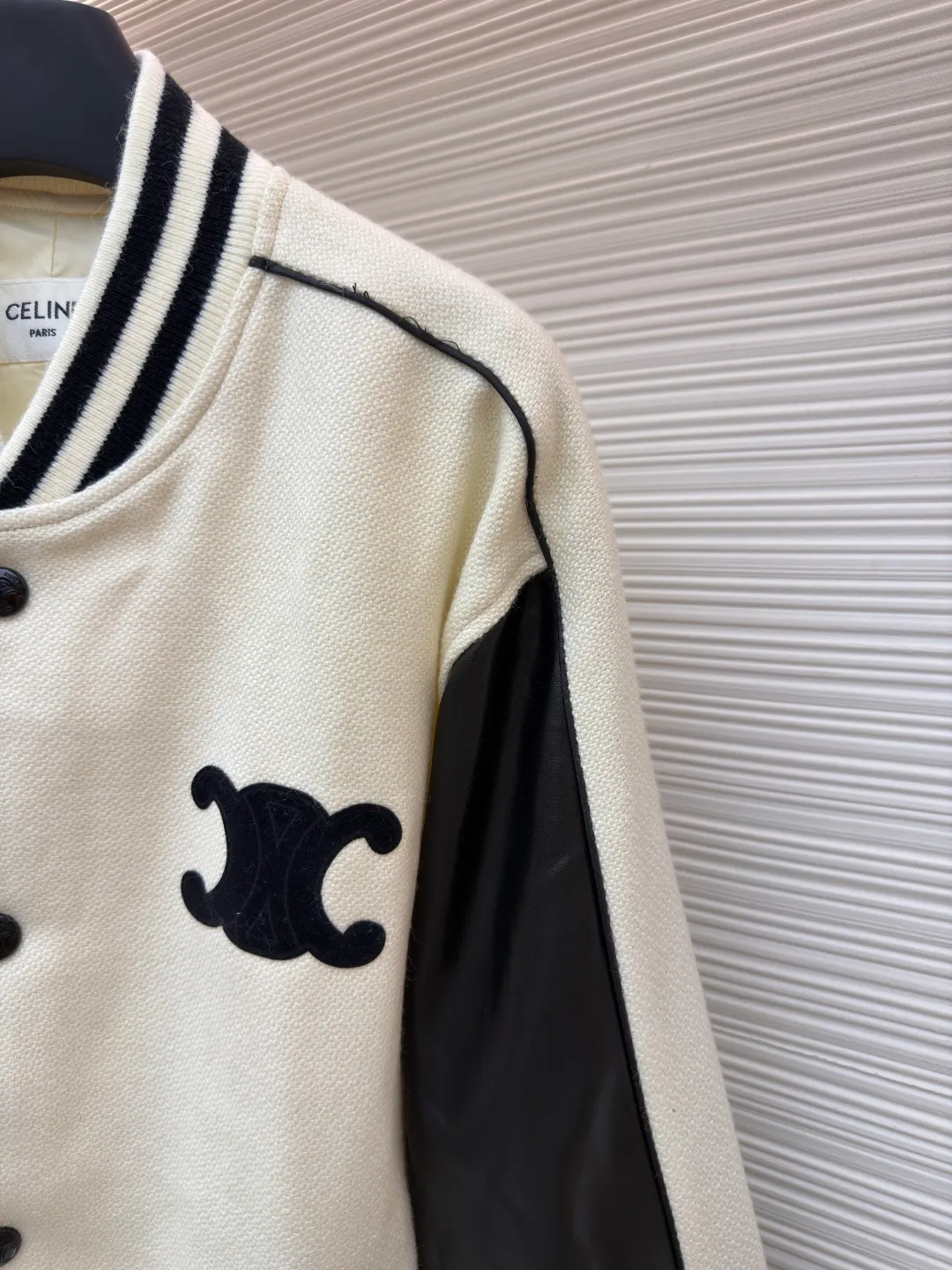 Celine buttoned cowhide embroidered baseball jacket ●Original version: purchased and developed by 13599 ●Item number: 1682009-C95 ●Fabric: genuine leather fabric ●Technology: embroidery production ●Color: beige ●Version: fitted version ●Weight: about 1165 grams ●Size: 46-48-50-52 ●Description: The main body is made of off-white slub knitted fabric, which is stiff and soft to the touch; the edges of the sleeves and pockets are made of matte black leather, spliced with precision stitching, and the edges are roughened to enhance the texture. The collar, cuffs, and hem are all made of black and white contrasting rib knitting, and the elastic hemming process ensures a good fit. There are 6 black metal snap buttons on the front, which open and close smoothly and are not easy to oxidize. The brand's iconic "double C" logo on the left chest uses flocking embroidery technology to make it three-dimensional and full. The pockets have an oblique invisible design, and the inner lining is made of cotton fabric of the same color. The wiring is even and fine, and the overall craftsmanship takes into account both retro style and high-end texture. The overall wiring is straight and delicate, the fabric is comfortable and soft, and the color is consistent without color difference. It can be matched with the same style to create a fashionable look and control various occasions. Customized accessories, complete with three standards, same style for men and women!