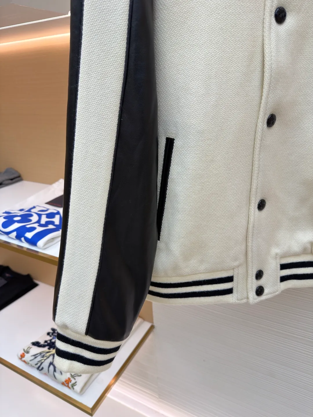 Celine buttoned cowhide embroidered baseball jacket ●Original version: purchased and developed by 13599 ●Item number: 1682009-C95 ●Fabric: genuine leather fabric ●Technology: embroidery production ●Color: beige ●Version: fitted version ●Weight: about 1165 grams ●Size: 46-48-50-52 ●Description: The main body is made of off-white slub knitted fabric, which is stiff and soft to the touch; the edges of the sleeves and pockets are made of matte black leather, spliced with precision stitching, and the edges are roughened to enhance the texture. The collar, cuffs, and hem are all made of black and white contrasting rib knitting, and the elastic hemming process ensures a good fit. There are 6 black metal snap buttons on the front, which open and close smoothly and are not easy to oxidize. The brand's iconic "double C" logo on the left chest uses flocking embroidery technology to make it three-dimensional and full. The pockets have an oblique invisible design, and the inner lining is made of cotton fabric of the same color. The wiring is even and fine, and the overall craftsmanship takes into account both retro style and high-end texture. The overall wiring is straight and delicate, the fabric is comfortable and soft, and the color is consistent without color difference. It can be matched with the same style to create a fashionable look and control various occasions. Customized accessories, complete with three standards, same style for men and women!
