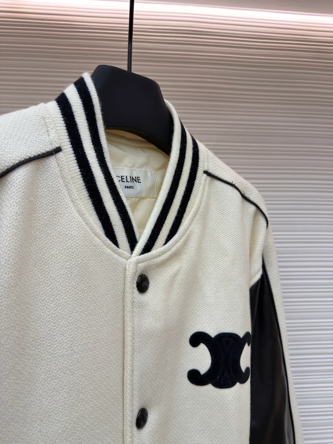 Celine buttoned cowhide embroidered baseball jacket ●Original version: purchased and developed by 13599 ●Item number: 1682009-C95 ●Fabric: genuine leather fabric ●Technology: embroidery production ●Color: beige ●Version: fitted version ●Weight: about 1165 grams ●Size: 46-48-50-52 ●Description: The main body is made of off-white slub knitted fabric, which is stiff and soft to the touch; the edges of the sleeves and pockets are made of matte black leather, spliced with precision stitching, and the edges are roughened to enhance the texture. The collar, cuffs, and hem are all made of black and white contrasting rib knitting, and the elastic hemming process ensures a good fit. There are 6 black metal snap buttons on the front, which open and close smoothly and are not easy to oxidize. The brand's iconic "double C" logo on the left chest uses flocking embroidery technology to make it three-dimensional and full. The pockets have an oblique invisible design, and the inner lining is made of cotton fabric of the same color. The wiring is even and fine, and the overall craftsmanship takes into account both retro style and high-end texture. The overall wiring is straight and delicate, the fabric is comfortable and soft, and the color is consistent without color difference. It can be matched with the same style to create a fashionable look and control various occasions. Customized accessories, complete with three standards, same style for men and women!