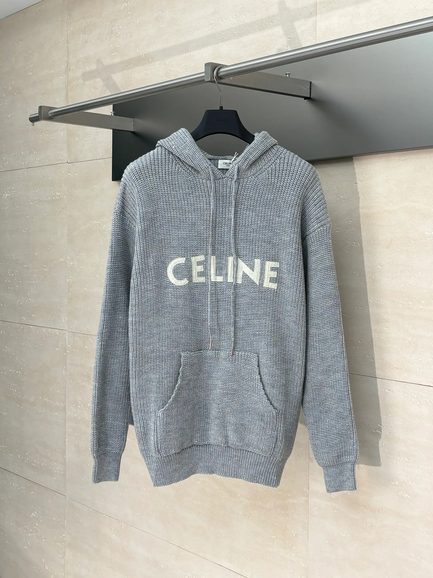 🅿️480 Celine*/Celine 25FW patch hooded sweater. The fabric is made of 75 wool 25 Angora rabbit fur that is closest to the original version. It is made of customized expanded blended wool. The upper body is comfortable and soft, and the weight is 700 grams. It is made of imported Stoll weaving with clear texture and 7-needle double ingot stitching method. The imported thickened felt cloth on the front chest is embroidered with letters using laser embroidery technology. High-energy laser beams are used for fine cutting and embroidery on the fabric. The letter material is made of wool superfiber positioning laser embroidery, which combines the strength of wool. Natural softness and durability of microfiber, the laser beam is used to precisely embroider at designated positions to achieve a highly precise embroidery effect. The letters have smooth lines and clear edges. The felt must be washed after embroidery to make it fluffy and more coordinated with the clothes. Thin felt is used for embroidery on the market and cannot be washed. Custom letter engraved white asphalt alloy tail clip, custom woven and dyed cotton texture round rope Size: S/M/L