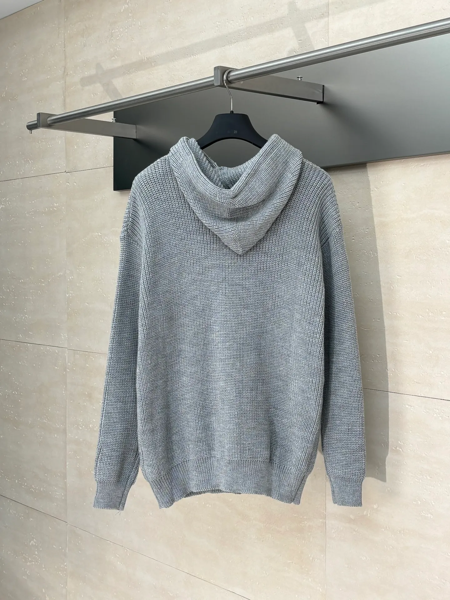 🅿️480 Celine*/Celine 25FW patch hooded sweater. The fabric is made of 75 wool 25 Angora rabbit fur that is closest to the original version. It is made of customized expanded blended wool. The upper body is comfortable and soft, and the weight is 700 grams. It is made of imported Stoll weaving with clear texture and 7-needle double ingot stitching method. The imported thickened felt cloth on the front chest is embroidered with letters using laser embroidery technology. High-energy laser beams are used for fine cutting and embroidery on the fabric. The letter material is made of wool superfiber positioning laser embroidery, which combines the strength of wool. Natural softness and durability of microfiber, the laser beam is used to precisely embroider at designated positions to achieve a highly precise embroidery effect. The letters have smooth lines and clear edges. The felt must be washed after embroidery to make it fluffy and more coordinated with the clothes. Thin felt is used for embroidery on the market and cannot be washed. Custom letter engraved white asphalt alloy tail clip, custom woven and dyed cotton texture round rope Size: S/M/L