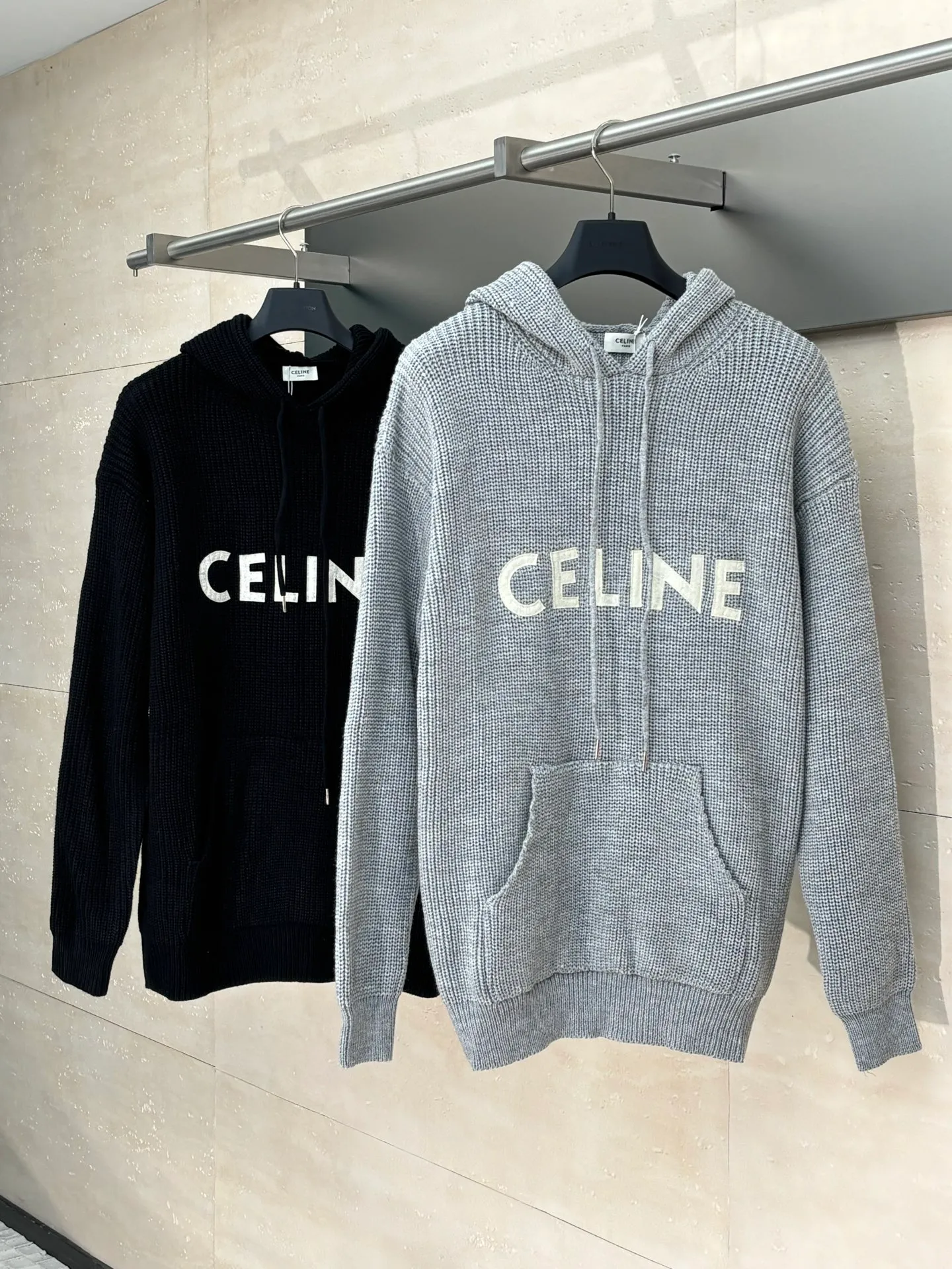🅿️480 Celine*/Celine 25FW patch hooded sweater. The fabric is made of 75 wool 25 Angora rabbit fur that is closest to the original version. It is made of customized expanded blended wool. The upper body is comfortable and soft, and the weight is 700 grams. It is made of imported Stoll weaving with clear texture and 7-needle double ingot stitching method. The imported thickened felt cloth on the front chest is embroidered with letters using laser embroidery technology. High-energy laser beams are used for fine cutting and embroidery on the fabric. The letter material is made of wool superfiber positioning laser embroidery, which combines the strength of wool. Natural softness and durability of microfiber, the laser beam is used to precisely embroider at designated positions to achieve a highly precise embroidery effect. The letters have smooth lines and clear edges. The felt must be washed after embroidery to make it fluffy and more coordinated with the clothes. Thin felt is used for embroidery on the market and cannot be washed. Custom letter engraved white asphalt alloy tail clip, custom woven and dyed cotton texture round rope Size: S/M/L