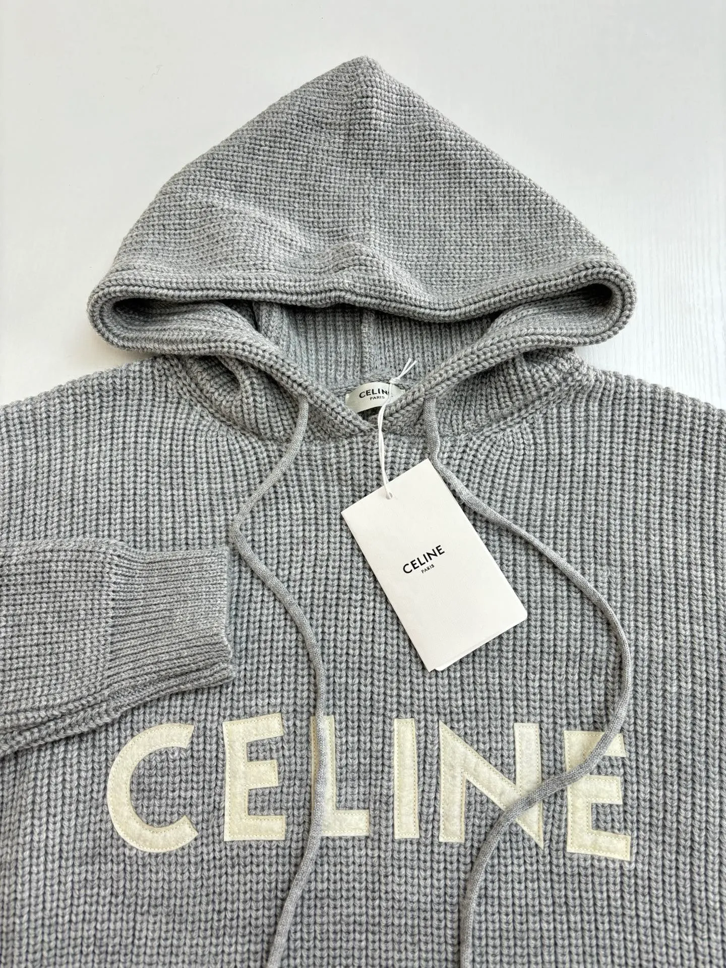 🅿️480 Celine*/Celine 25FW patch hooded sweater. The fabric is made of 75 wool 25 Angora rabbit fur that is closest to the original version. It is made of customized expanded blended wool. The upper body is comfortable and soft, and the weight is 700 grams. It is made of imported Stoll weaving with clear texture and 7-needle double ingot stitching method. The imported thickened felt cloth on the front chest is embroidered with letters using laser embroidery technology. High-energy laser beams are used for fine cutting and embroidery on the fabric. The letter material is made of wool superfiber positioning laser embroidery, which combines the strength of wool. Natural softness and durability of microfiber, the laser beam is used to precisely embroider at designated positions to achieve a highly precise embroidery effect. The letters have smooth lines and clear edges. The felt must be washed after embroidery to make it fluffy and more coordinated with the clothes. Thin felt is used for embroidery on the market and cannot be washed. Custom letter engraved white asphalt alloy tail clip, custom woven and dyed cotton texture round rope Size: S/M/L