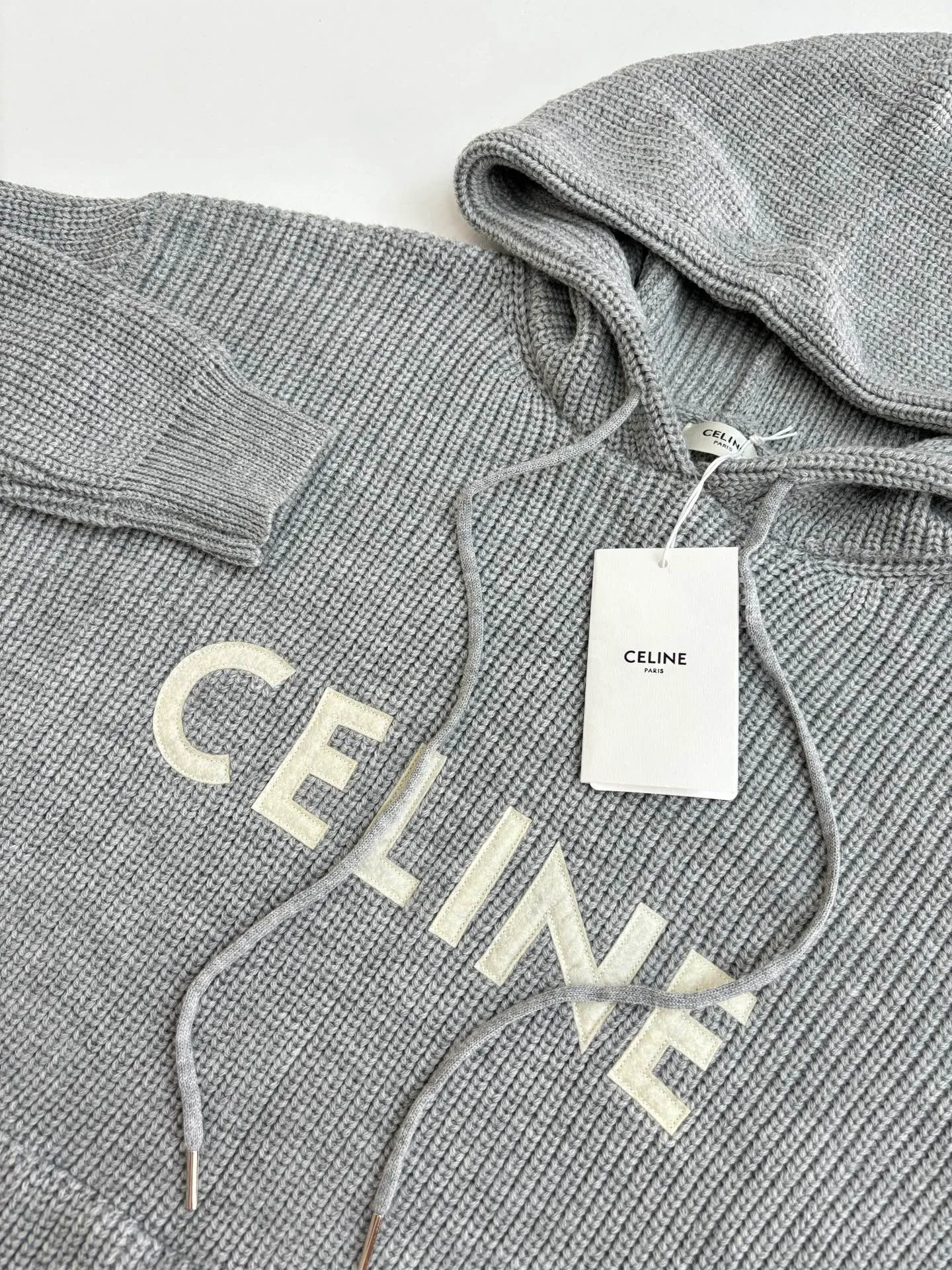 🅿️480 Celine*/Celine 25FW patch hooded sweater. The fabric is made of 75 wool 25 Angora rabbit fur that is closest to the original version. It is made of customized expanded blended wool. The upper body is comfortable and soft, and the weight is 700 grams. It is made of imported Stoll weaving with clear texture and 7-needle double ingot stitching method. The imported thickened felt cloth on the front chest is embroidered with letters using laser embroidery technology. High-energy laser beams are used for fine cutting and embroidery on the fabric. The letter material is made of wool superfiber positioning laser embroidery, which combines the strength of wool. Natural softness and durability of microfiber, the laser beam is used to precisely embroider at designated positions to achieve a highly precise embroidery effect. The letters have smooth lines and clear edges. The felt must be washed after embroidery to make it fluffy and more coordinated with the clothes. Thin felt is used for embroidery on the market and cannot be washed. Custom letter engraved white asphalt alloy tail clip, custom woven and dyed cotton texture round rope Size: S/M/L