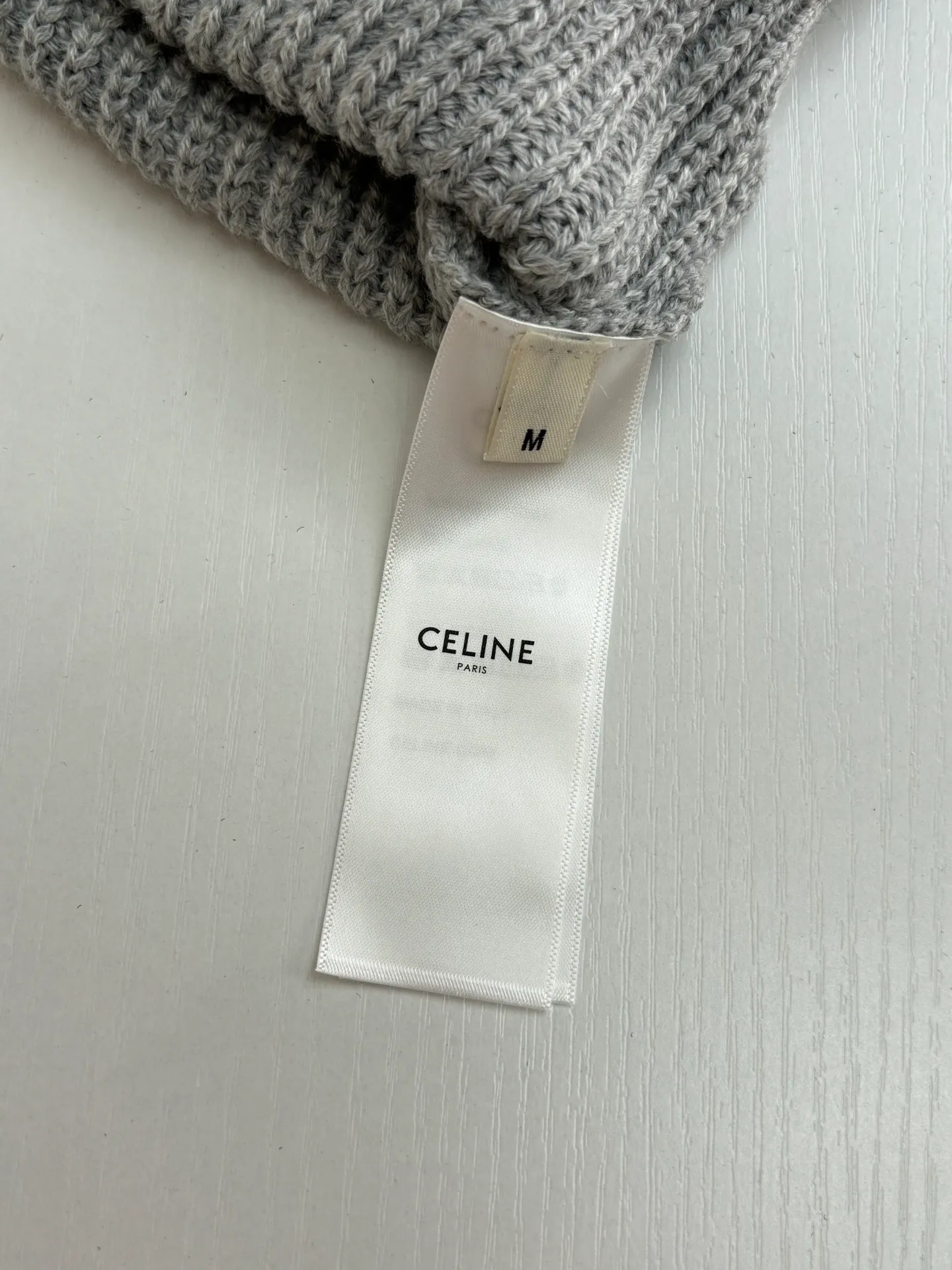 🅿️480 Celine*/Celine 25FW patch hooded sweater. The fabric is made of 75 wool 25 Angora rabbit fur that is closest to the original version. It is made of customized expanded blended wool. The upper body is comfortable and soft, and the weight is 700 grams. It is made of imported Stoll weaving with clear texture and 7-needle double ingot stitching method. The imported thickened felt cloth on the front chest is embroidered with letters using laser embroidery technology. High-energy laser beams are used for fine cutting and embroidery on the fabric. The letter material is made of wool superfiber positioning laser embroidery, which combines the strength of wool. Natural softness and durability of microfiber, the laser beam is used to precisely embroider at designated positions to achieve a highly precise embroidery effect. The letters have smooth lines and clear edges. The felt must be washed after embroidery to make it fluffy and more coordinated with the clothes. Thin felt is used for embroidery on the market and cannot be washed. Custom letter engraved white asphalt alloy tail clip, custom woven and dyed cotton texture round rope Size: S/M/L