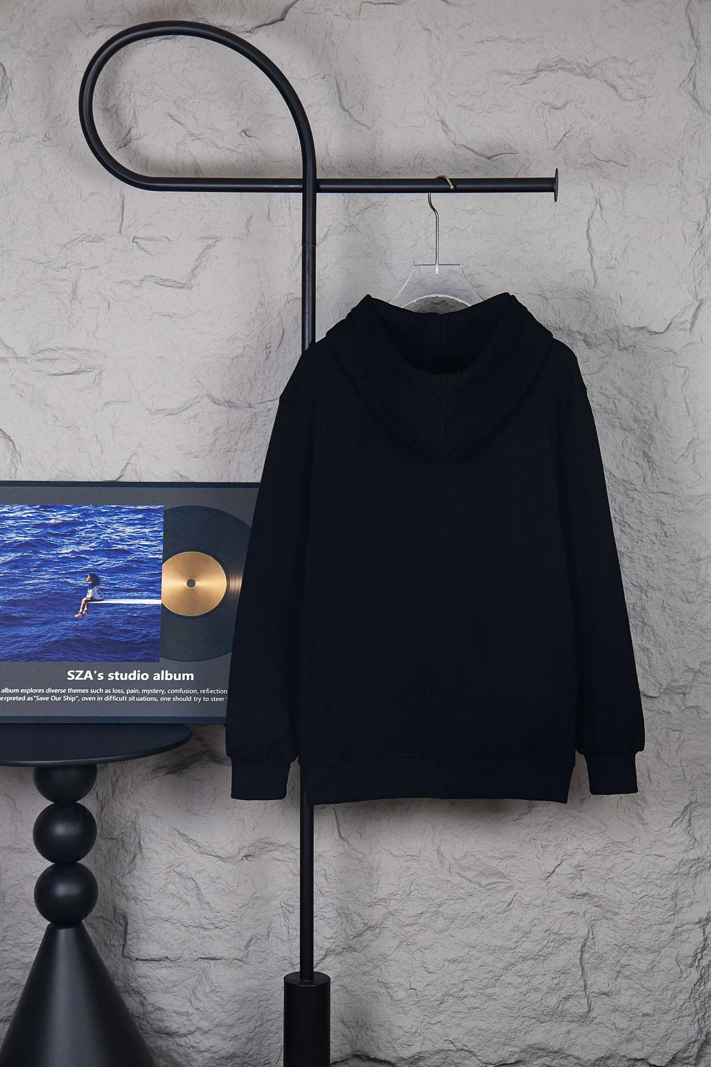 🅿️250 Style No.: M252 CELINE/Celine Web Letter Hooded Sweatshirt French fashion luxury brand CELINE adheres to style aesthetics, constantly advances in exploration, and designs many classic patterns that are very recognizable and memorable. 2022 autumn and winter new hooded terry sweatshirt. A clean and simple sweatshirt that is not fussy. Whoever wears it will look better! Customized hoodie webbing, custom-woven 400G high-weight knitted cotton fabric. It is very thick, comfortable and breathable, and feels skin-friendly. It is 100% loose and cut in OS style. The upper body is very elegant and high-end. The most popular item in the autumn and winter wardrobe is the sweatshirt. This can be worn directly into the spring without any problem. It is a multi-purpose garment that can be worn alone or as an inner layer. Size：S-XL