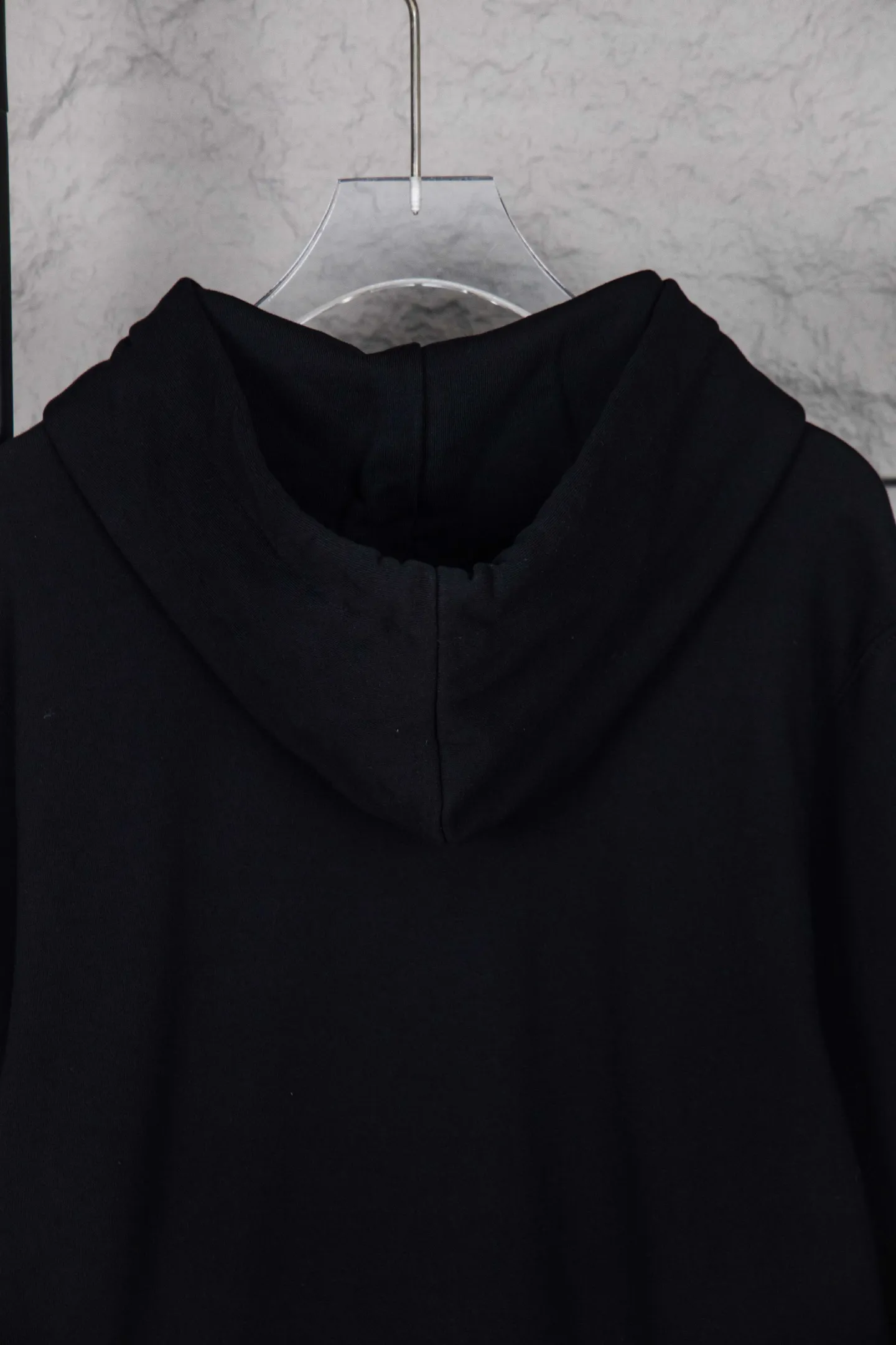🅿️250 Style No.: M252 CELINE/Celine Web Letter Hooded Sweatshirt French fashion luxury brand CELINE adheres to style aesthetics, constantly advances in exploration, and designs many classic patterns that are very recognizable and memorable. 2022 autumn and winter new hooded terry sweatshirt. A clean and simple sweatshirt that is not fussy. Whoever wears it will look better! Customized hoodie webbing, custom-woven 400G high-weight knitted cotton fabric. It is very thick, comfortable and breathable, and feels skin-friendly. It is 100% loose and cut in OS style. The upper body is very elegant and high-end. The most popular item in the autumn and winter wardrobe is the sweatshirt. This can be worn directly into the spring without any problem. It is a multi-purpose garment that can be worn alone or as an inner layer. Size：S-XL