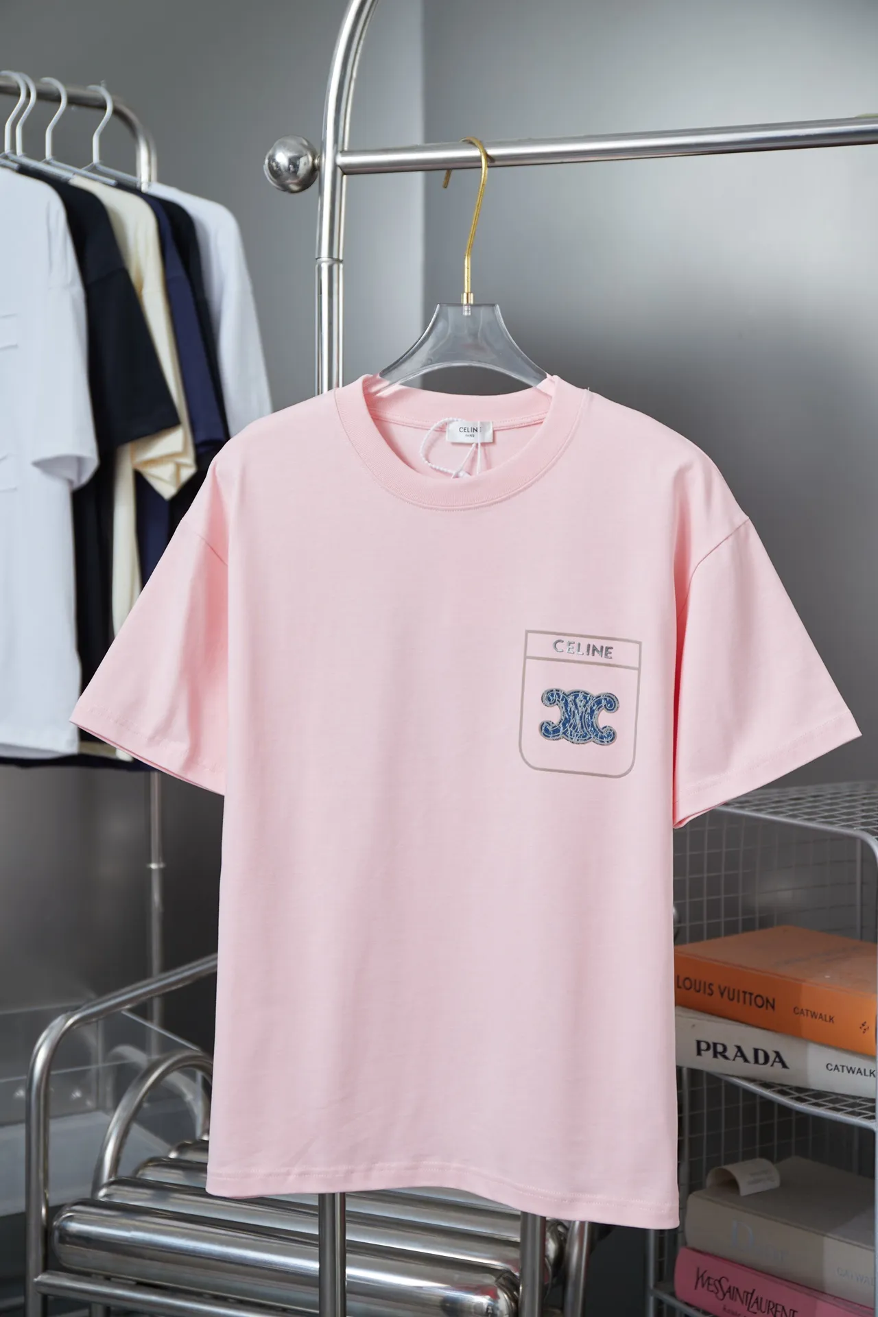 🅿️190 CELIN* 25SS early spring new style Denim letter printed short sleeves Light luxury essential item for daily commuting for men and women Correct version Welcome to compare Detailed features · 320g 100% pure cotton double yarn jersey fabric · Custom dyed in the same cylinder, special thickened 32 count double-strand 1X1 thread · Denim cutting process letter logo printing ➕ thick version small letter logo · Double-needle sewing and cross-seam technology · Original main mark, washed tag, branded moisture-proof paper packaging Color: black/white/pink/blue Size: S/M/L/XL