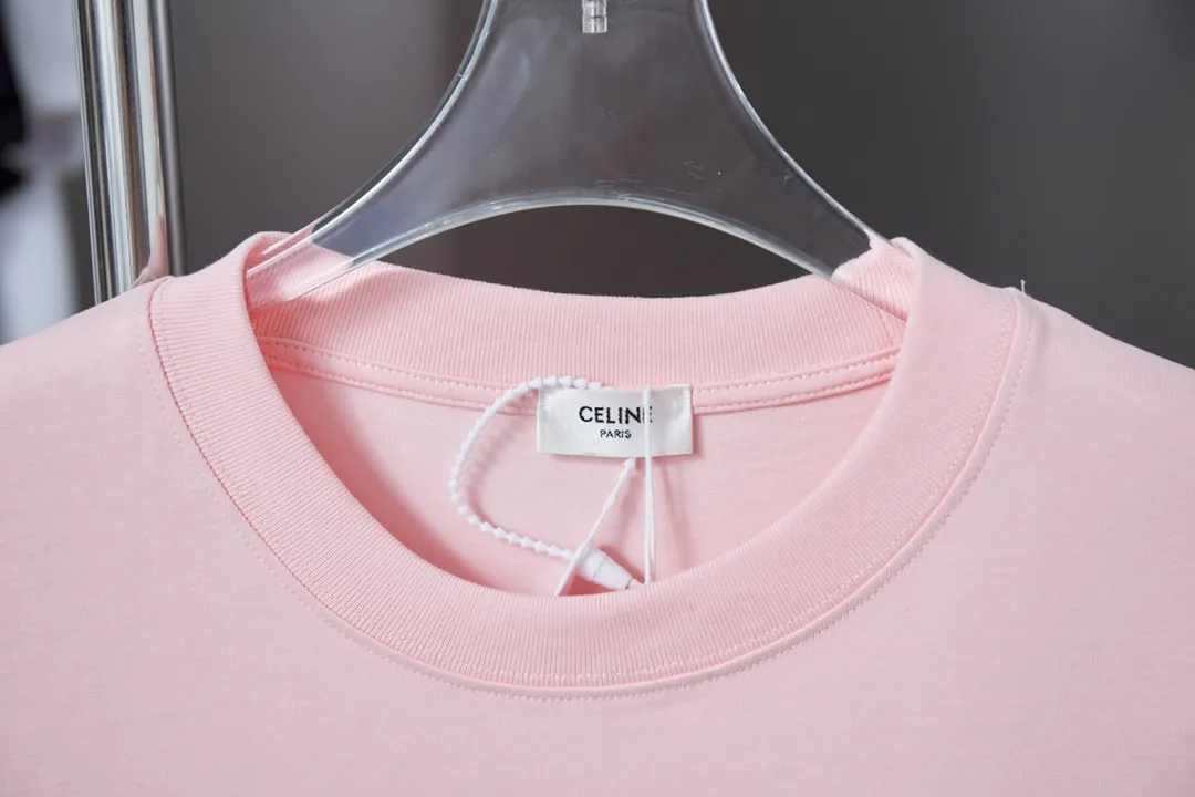 🅿️190 CELIN* 25SS early spring new style Denim letter printed short sleeves Light luxury essential item for daily commuting for men and women Correct version Welcome to compare Detailed features · 320g 100% pure cotton double yarn jersey fabric · Custom dyed in the same cylinder, special thickened 32 count double-strand 1X1 thread · Denim cutting process letter logo printing ➕ thick version small letter logo · Double-needle sewing and cross-seam technology · Original main mark, washed tag, branded moisture-proof paper packaging Color: black/white/pink/blue Size: S/M/L/XL