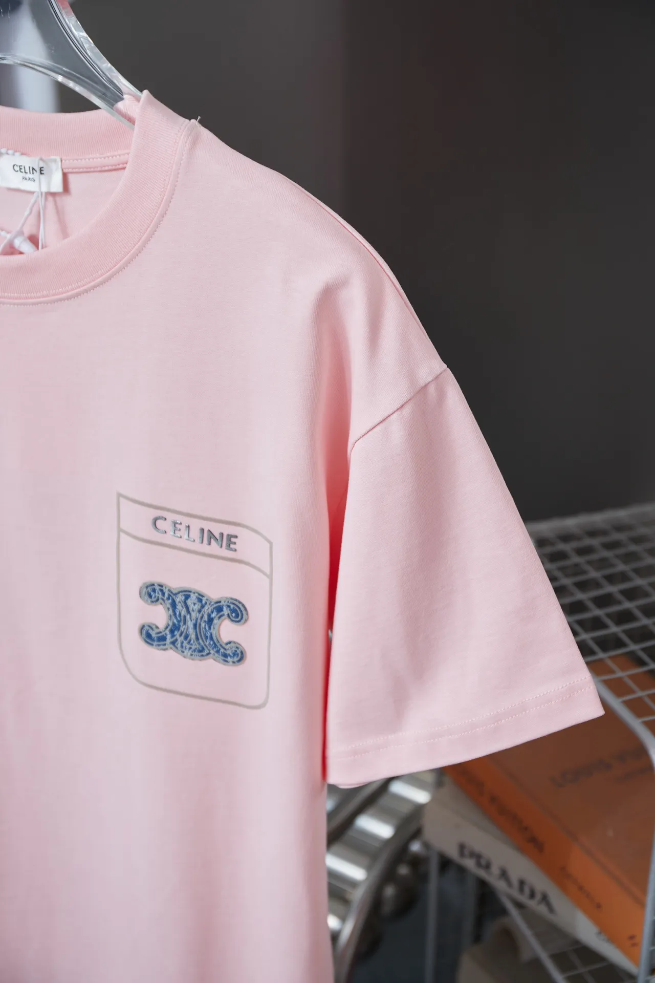 🅿️190 CELIN* 25SS early spring new style Denim letter printed short sleeves Light luxury essential item for daily commuting for men and women Correct version Welcome to compare Detailed features · 320g 100% pure cotton double yarn jersey fabric · Custom dyed in the same cylinder, special thickened 32 count double-strand 1X1 thread · Denim cutting process letter logo printing ➕ thick version small letter logo · Double-needle sewing and cross-seam technology · Original main mark, washed tag, branded moisture-proof paper packaging Color: black/white/pink/blue Size: S/M/L/XL