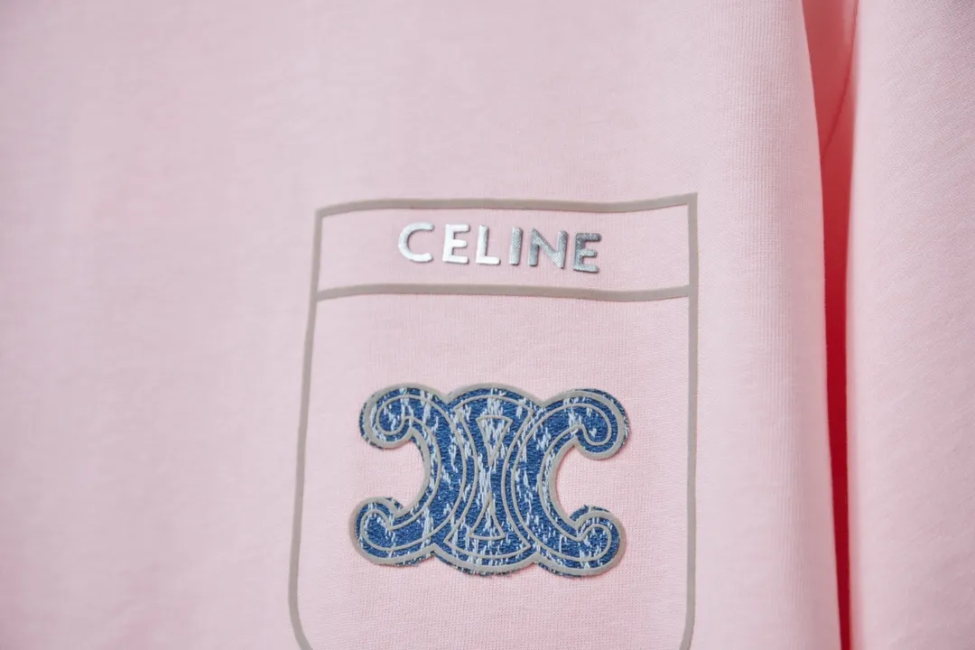 🅿️190 CELIN* 25SS early spring new style Denim letter printed short sleeves Light luxury essential item for daily commuting for men and women Correct version Welcome to compare Detailed features · 320g 100% pure cotton double yarn jersey fabric · Custom dyed in the same cylinder, special thickened 32 count double-strand 1X1 thread · Denim cutting process letter logo printing ➕ thick version small letter logo · Double-needle sewing and cross-seam technology · Original main mark, washed tag, branded moisture-proof paper packaging Color: black/white/pink/blue Size: S/M/L/XL