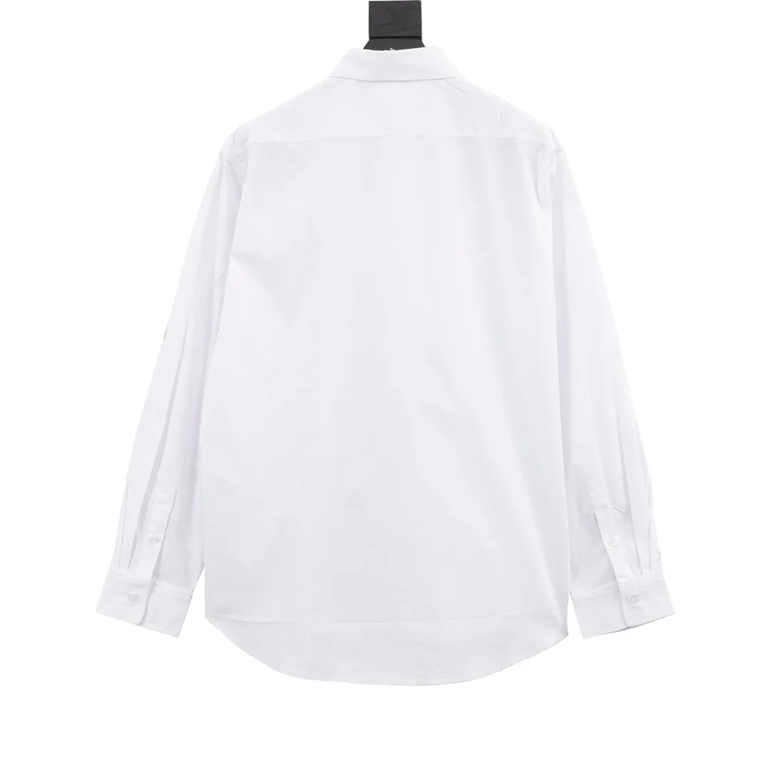 🅿️380 local pick-up CELINE/Celine poplin long-sleeved shirt with embroidery on the chest. A boutique work of business and leisure, 23 simultaneous counter casual shirts, the same style as celebrities! A typical representative of luxury consumer goods, full of high-end feel and long historical charm. It always captures people's hearts with its unique French style design! This shirt is made of imported cotton poplin. The fabric is fine and smooth, soft and breathable. The upper body is very comfortable. The French letter embroidery signature embellishment on the collar is both luxurious and shows a different style, giving a distinctive sense of luxury. It is very eye-catching when worn alone, and wearing a suit jacket can not block its luxurious atmosphere. With smooth and three-dimensional cutting technology, the upper body is tall and capable. SIZE：XS-L