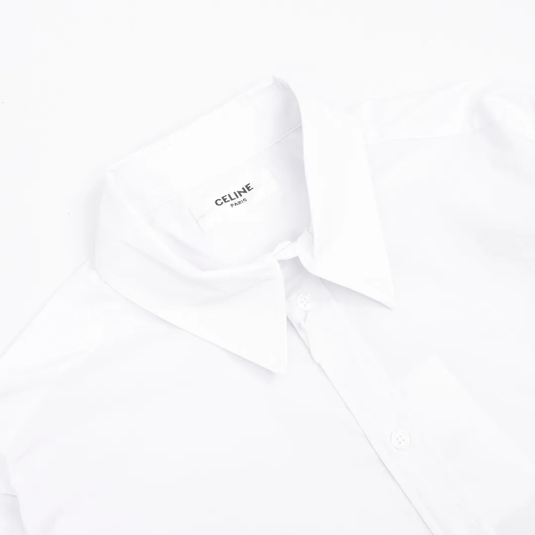🅿️380 local pick-up CELINE/Celine poplin long-sleeved shirt with embroidery on the chest. A boutique work of business and leisure, 23 simultaneous counter casual shirts, the same style as celebrities! A typical representative of luxury consumer goods, full of high-end feel and long historical charm. It always captures people's hearts with its unique French style design! This shirt is made of imported cotton poplin. The fabric is fine and smooth, soft and breathable. The upper body is very comfortable. The French letter embroidery signature embellishment on the collar is both luxurious and shows a different style, giving a distinctive sense of luxury. It is very eye-catching when worn alone, and wearing a suit jacket can not block its luxurious atmosphere. With smooth and three-dimensional cutting technology, the upper body is tall and capable. SIZE：XS-L